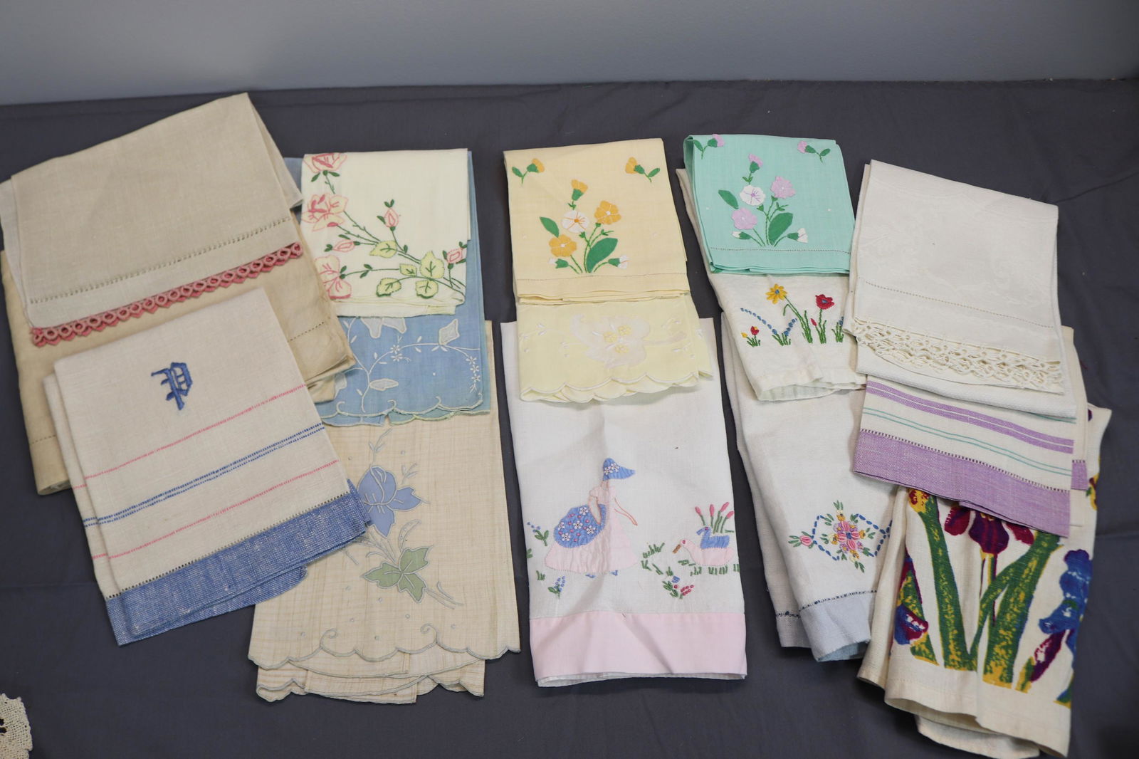 Lot of 15 Vintage Hand Towels: see photo's