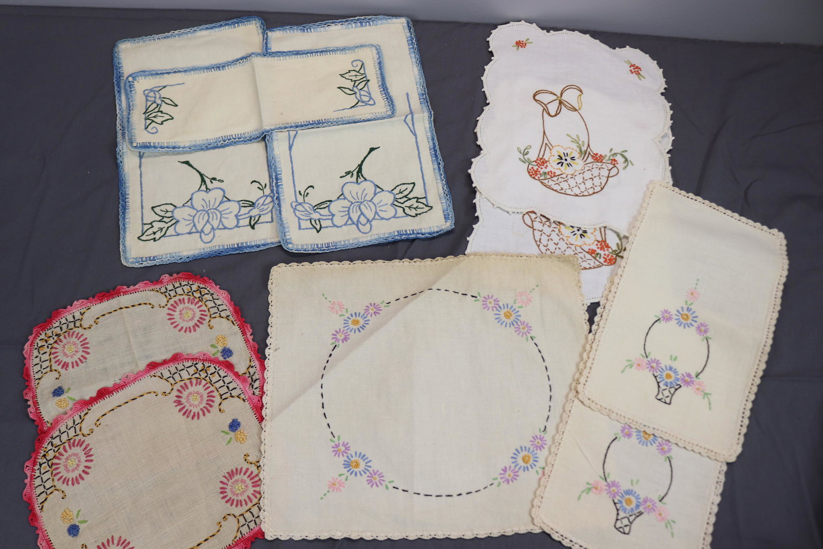 Vintage Antimacassar Doilies Sets: see photo's