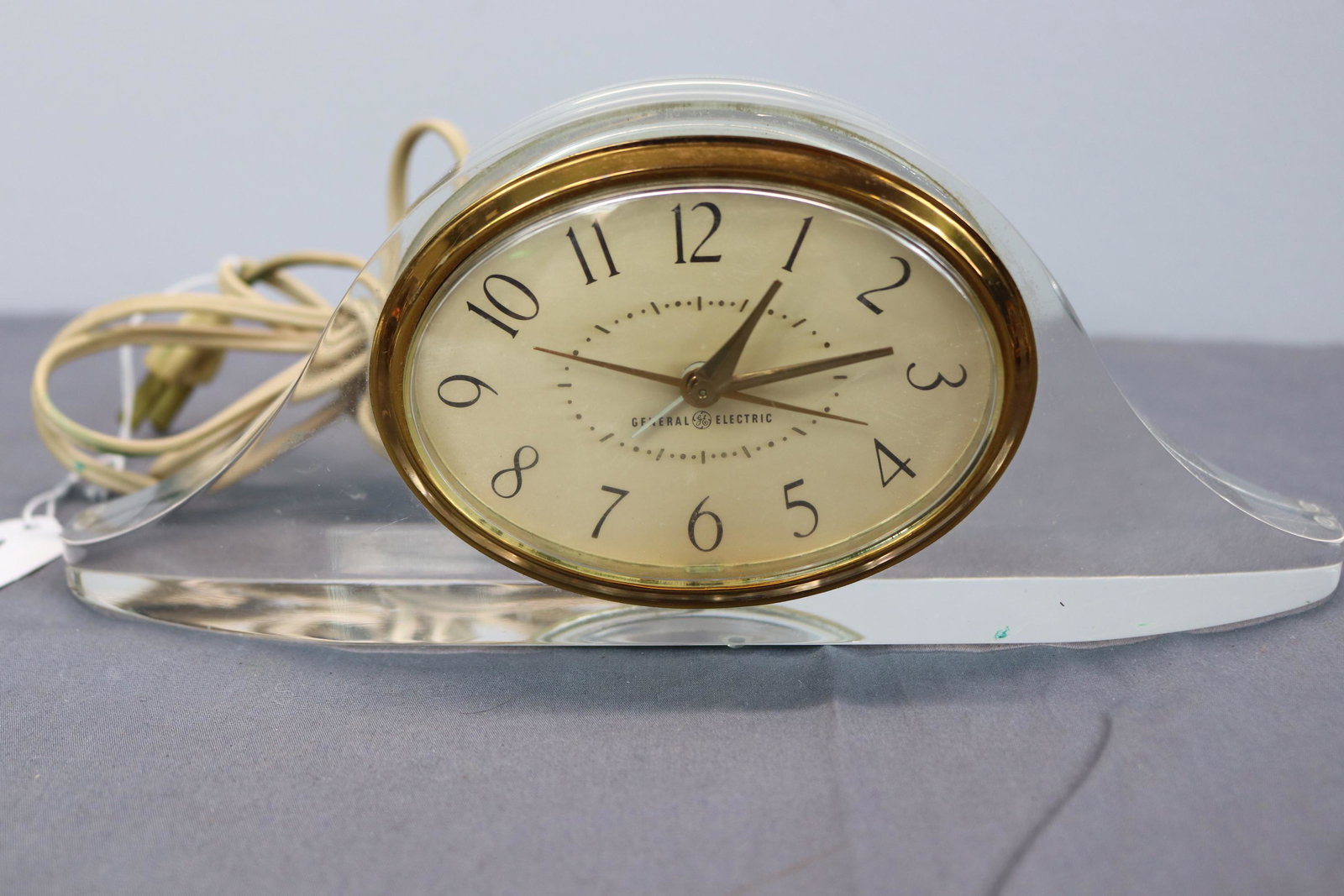 Vintage General Electric Lucite Alarm Clock: working clock, approx. 9 3/4 x 4 tall, see photo's