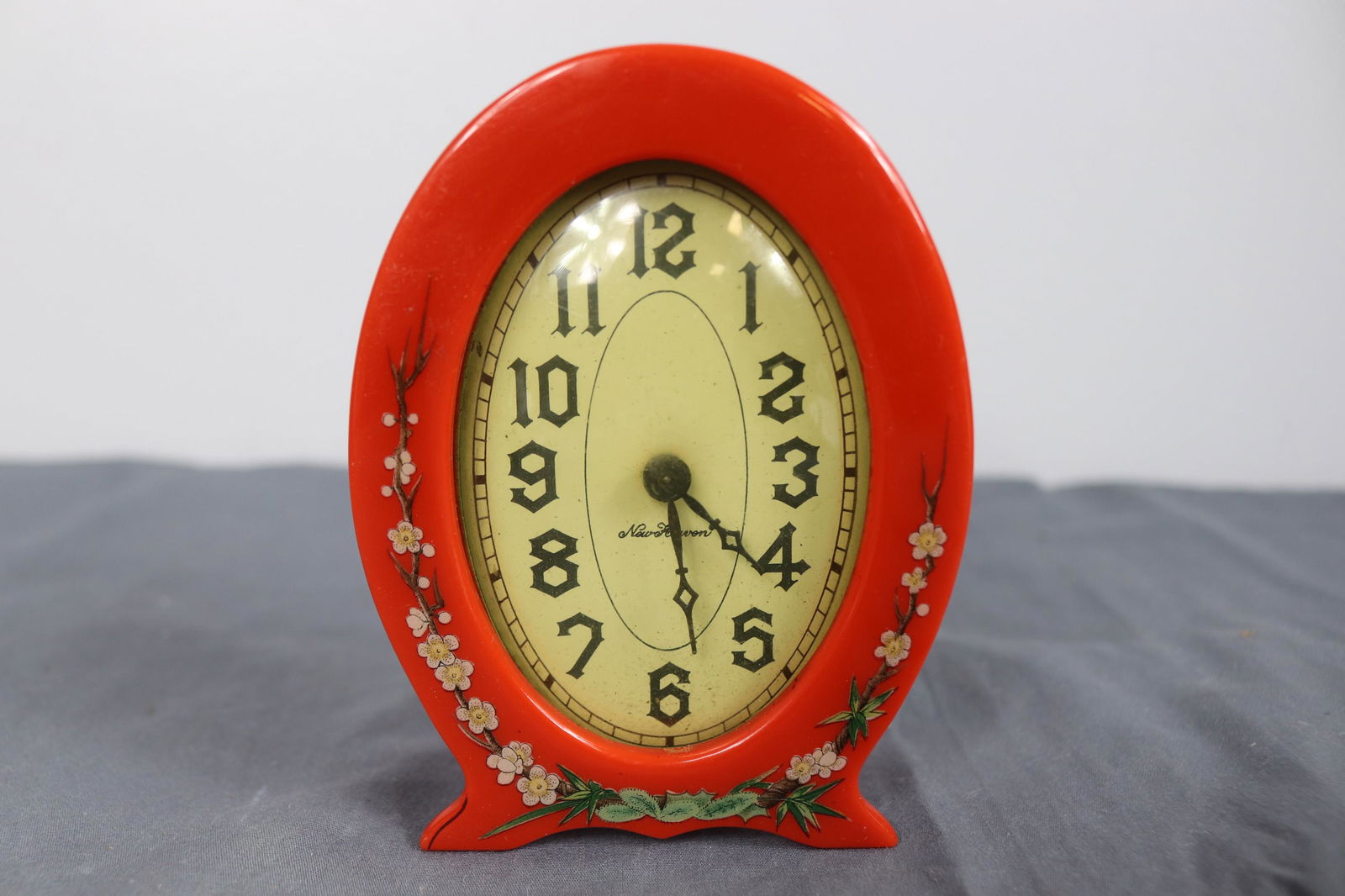 Vintage New Haven Bakelite Clock: approx. 4 1/4 inches tall, has crack see photo's