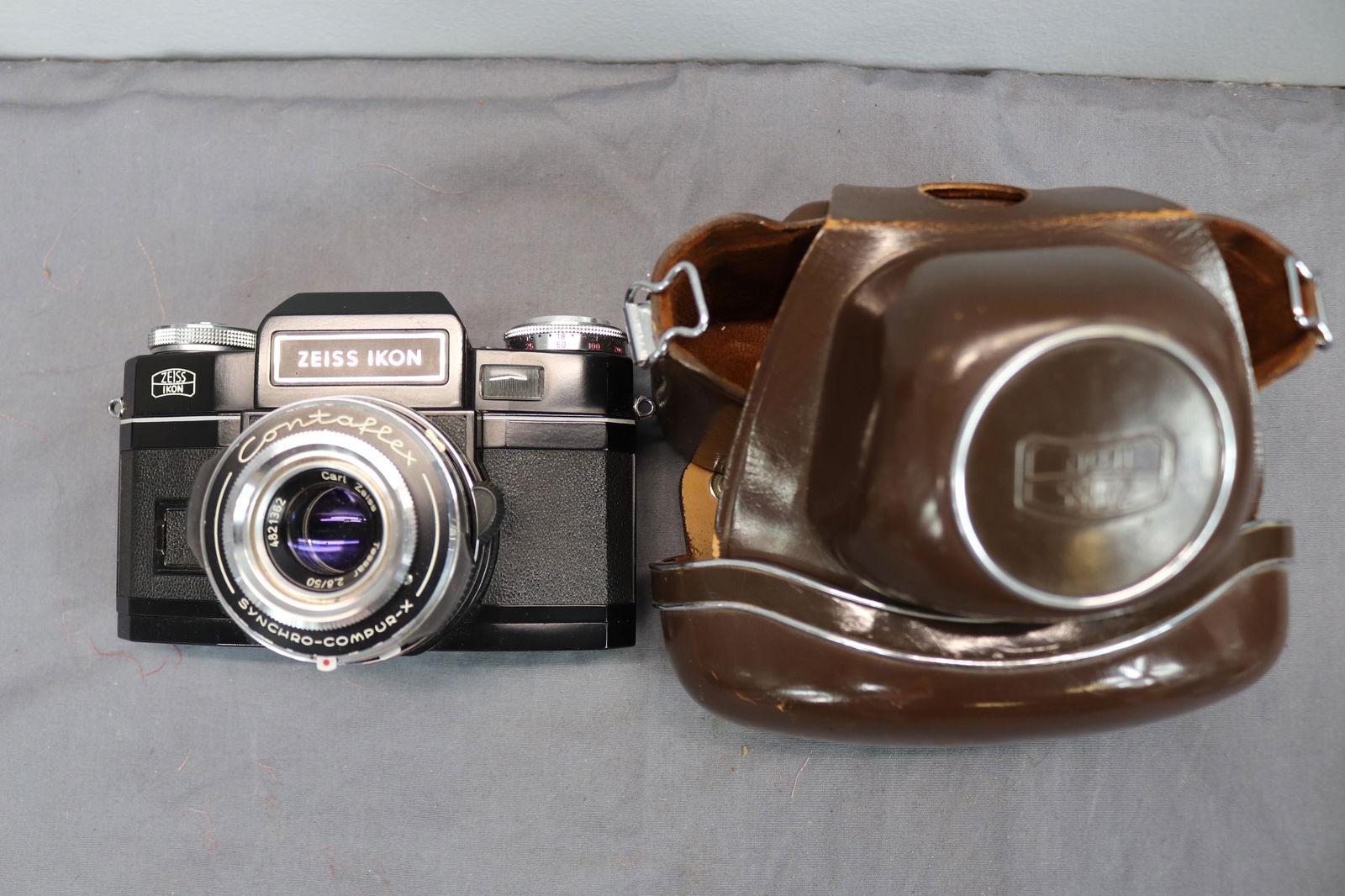 Vintage 35mm Zeiss Ikon Camera with Leather Case & Contaflex Lens: see photo's