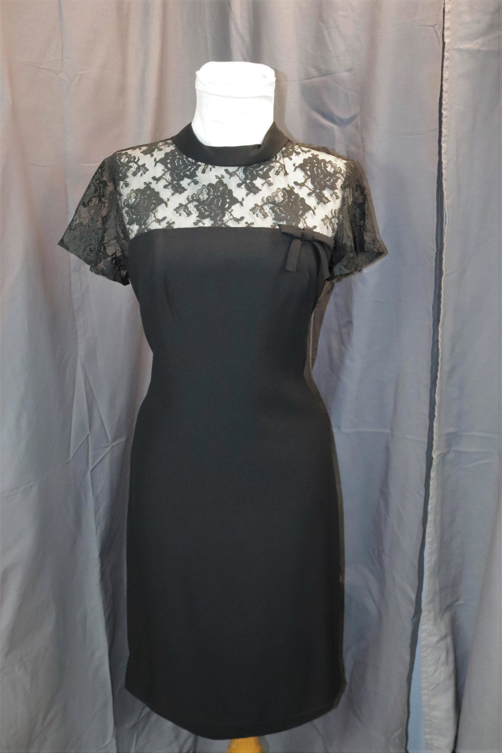 Vintage 1960's Black Rayon And Lace Shift: approx. 34 bust, 30 waist, good condition, see photo's