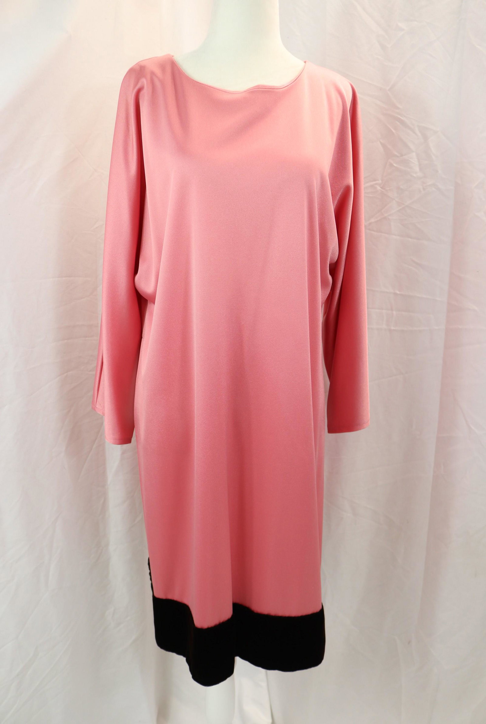 Vintage 1970's Poly knit Pink Moo Moo: approx. 45 bust, 46 waist, good condition, see photo's