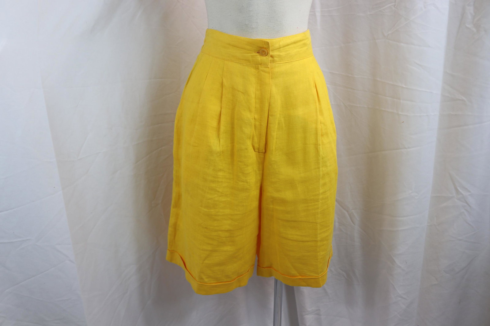 Vintage 1990's I.B. Diffusion Yellow Cotton High waist Shorts: approx. 28 waist, 42 hip, good condition, see photo's
