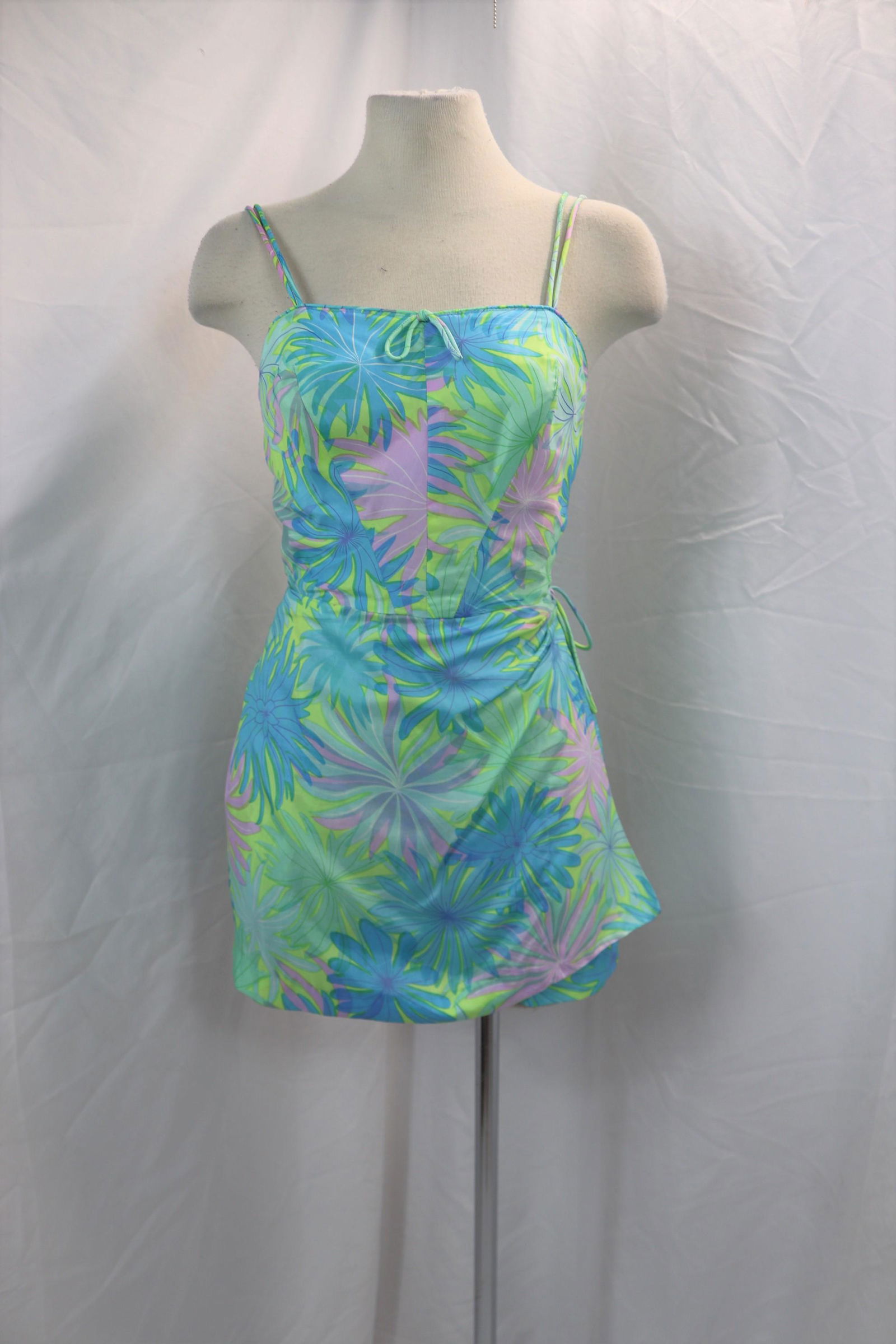 Vintage 1950's Gabar Bathing Suit: approx. 34 bust, 23 waist, needs seam repair at leg, otherwise good condition, see photo's