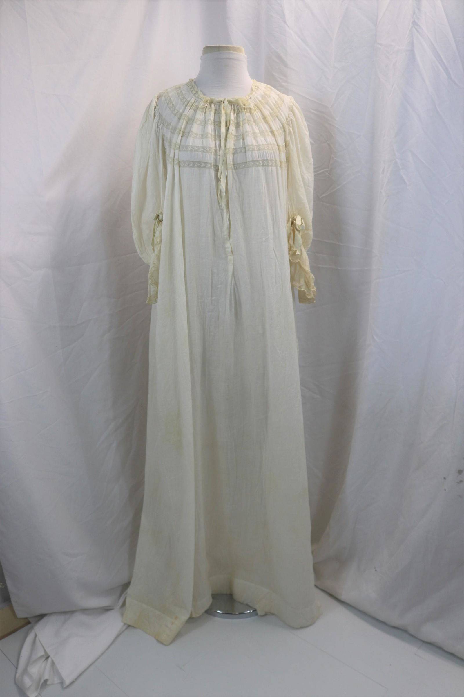 Victorian Cotton & Lace Night Gown (1 of 14)
