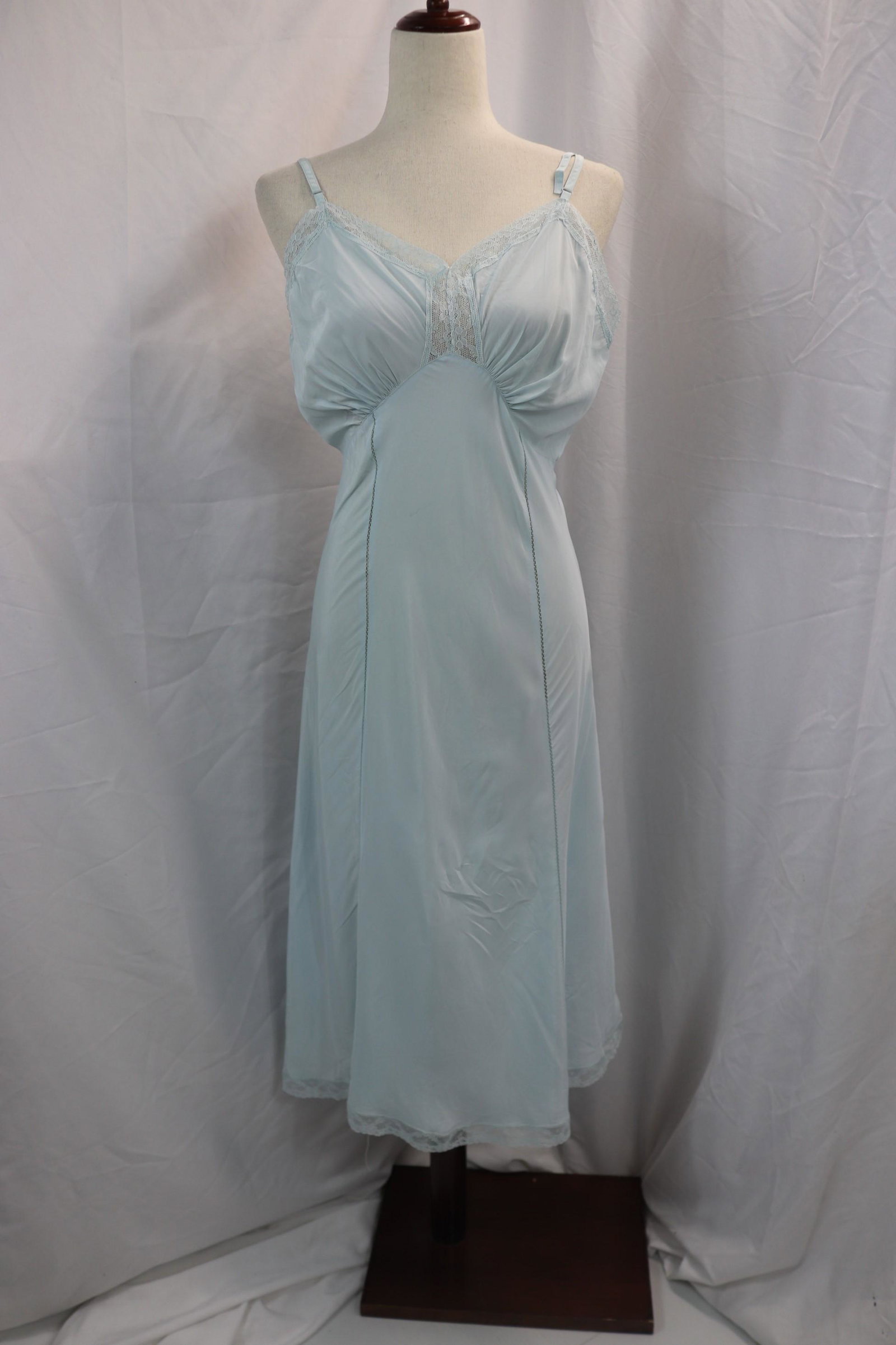 Vintage 1950's Movie Star Blue Rayon & Lace Slip: size 36, good condition, see photo's