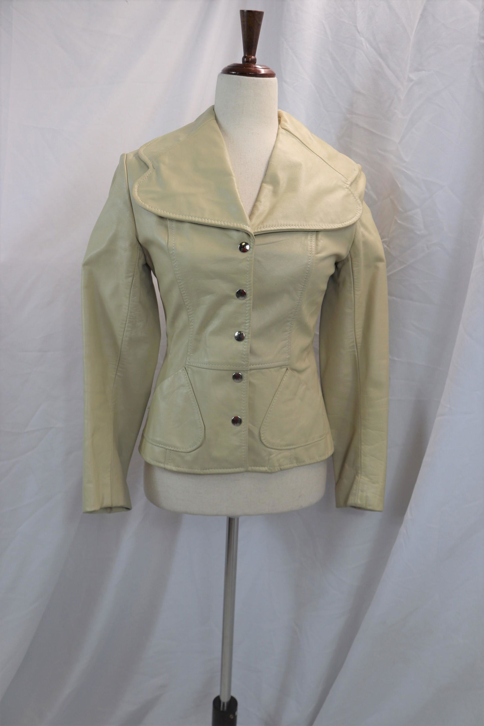 Vintage 1970's Tan Leather Ladies Jacket (1 of 4)