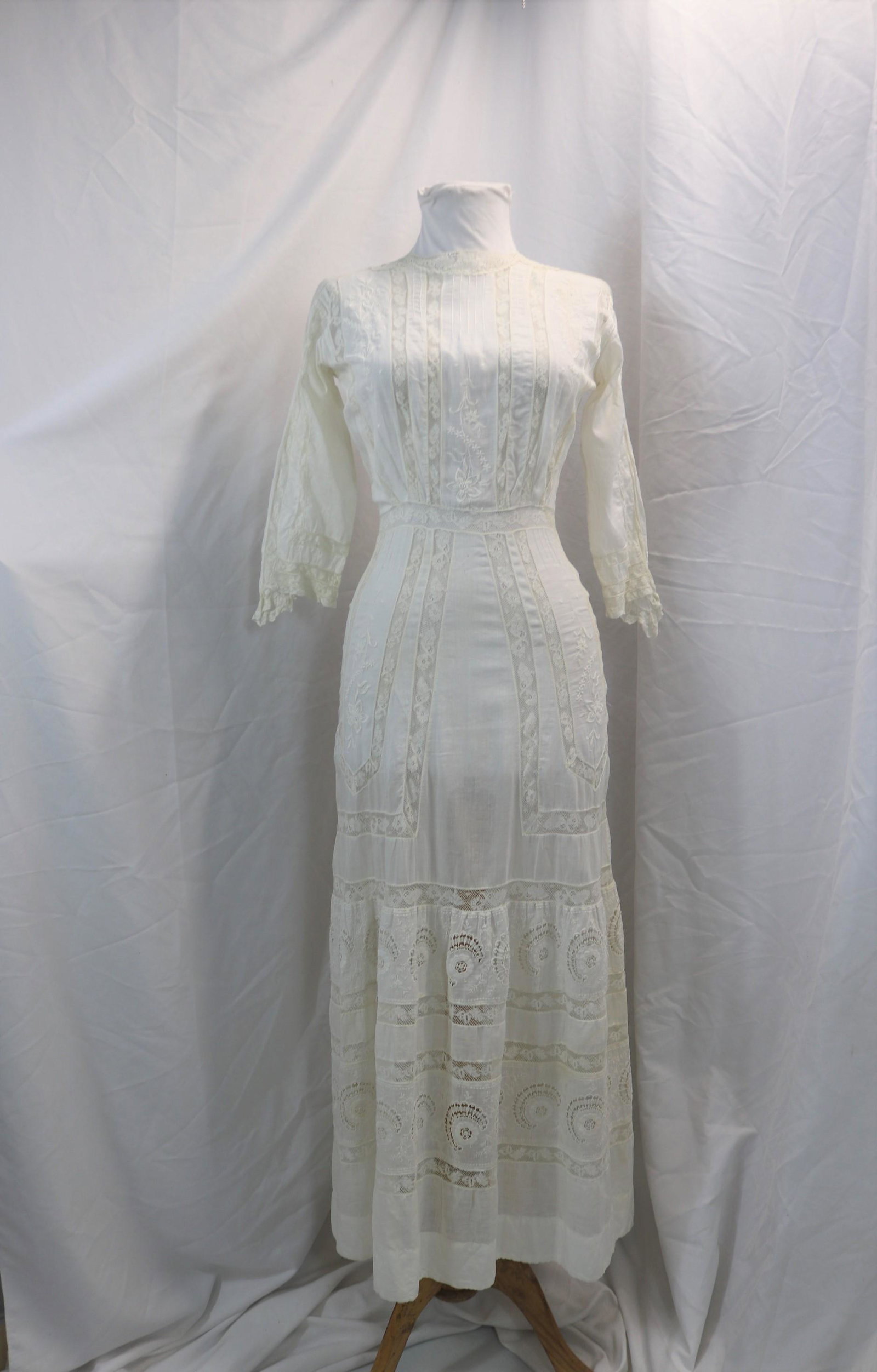 Vintage 1910's White Cotton & Lace Tea/Garden Dress: approx. 32 bust, 22 waist, needs a couple small repairs, some slight discoloration on lower part of dress, see photo's