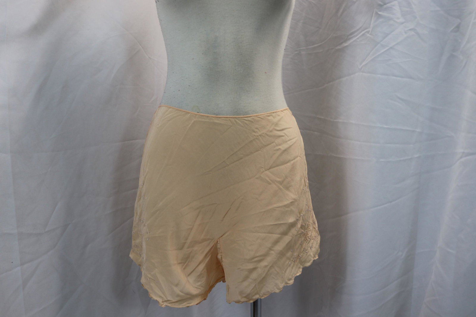 Vintage 1930's Peach Embroidered Tap Pants: approx. 26 waist, good condition, see photo's
