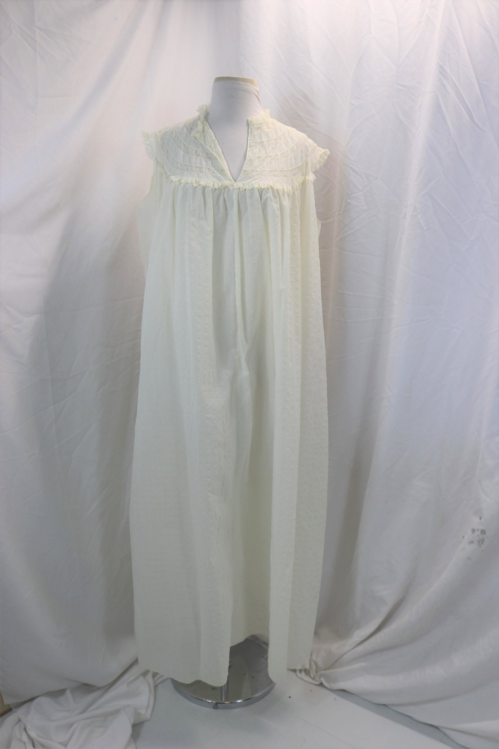 Vintage Lace Insert Night Gown: approx. 52 bust, good condition, see photo's