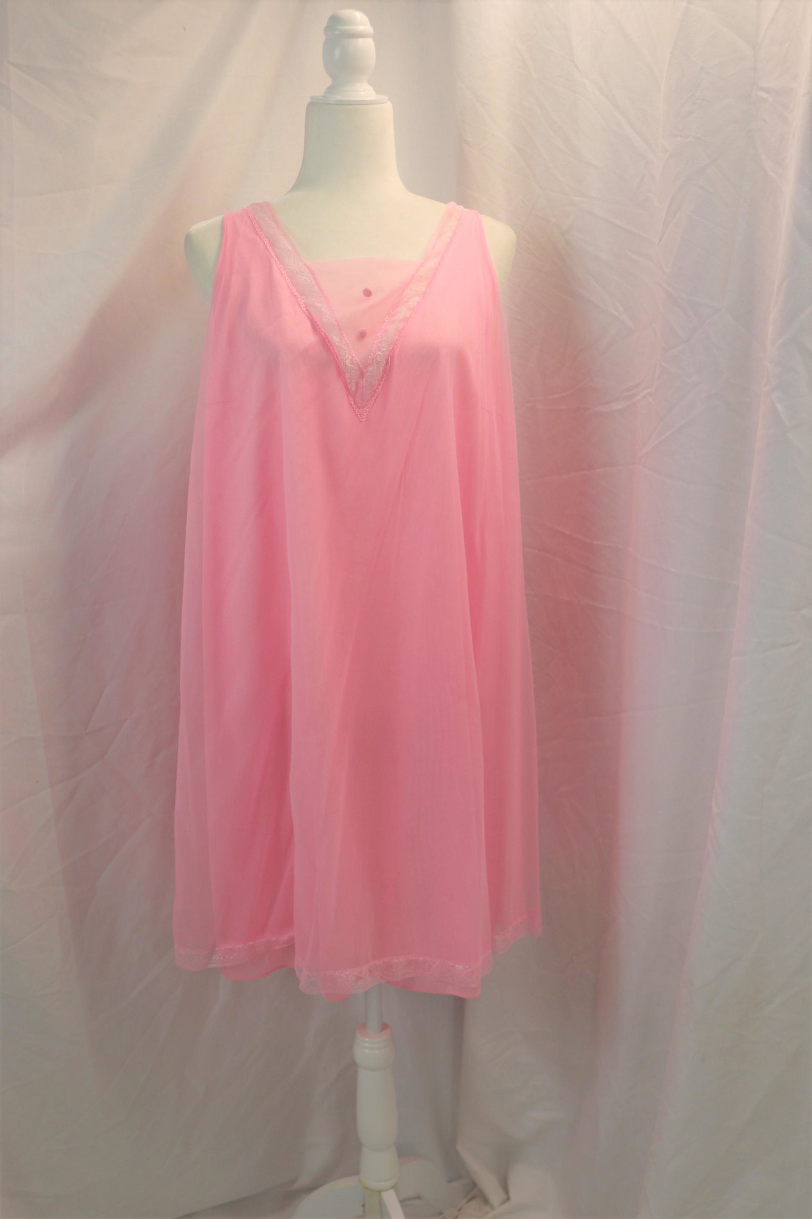Vintage 1950/60's Vanity Fair Pink Nylon & Lace Nightie: approx. 42 bust, 52 waist, good condition, see photo's