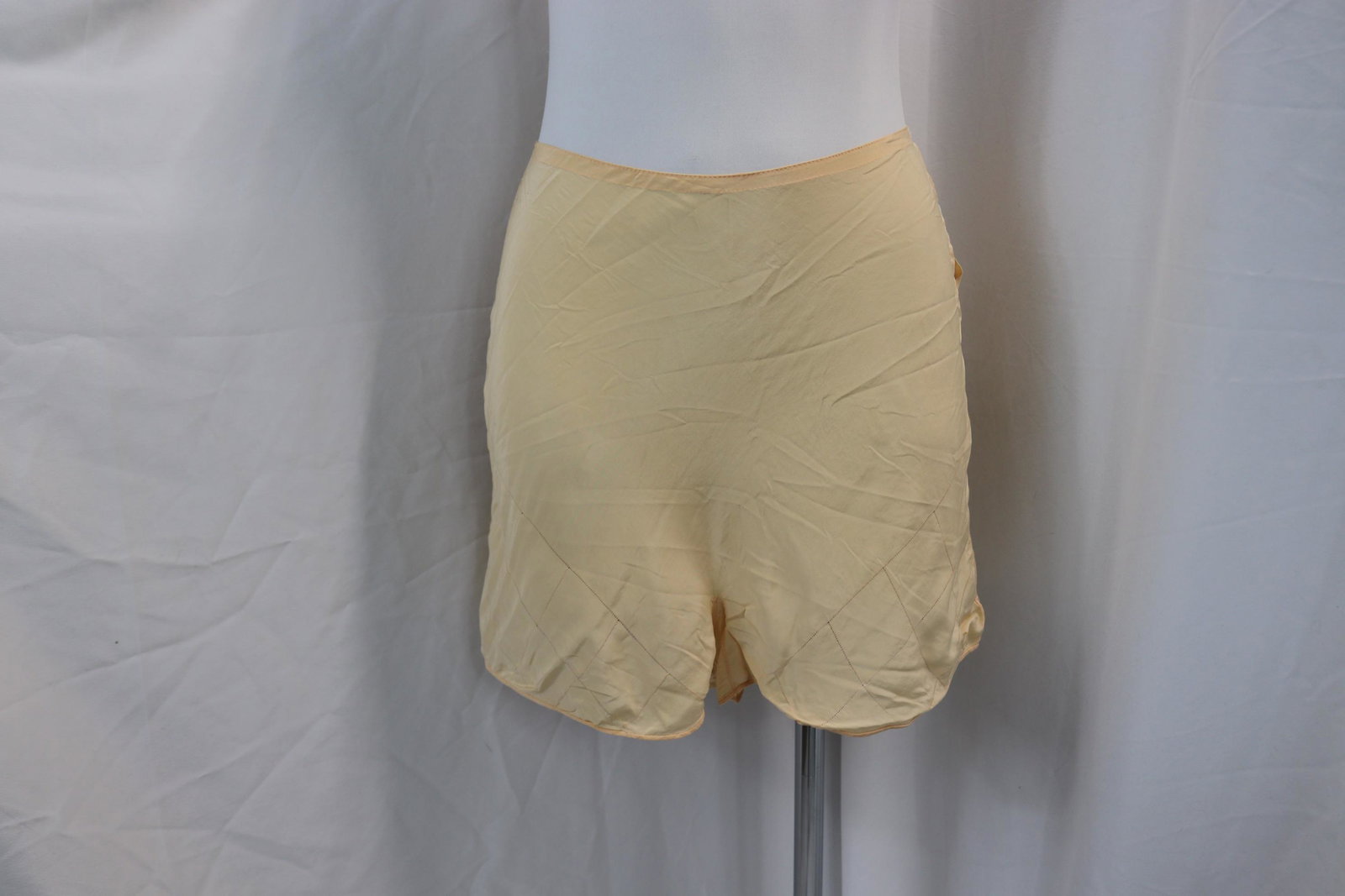 Vintage 1930's Peach Tap Pants: approx. 26 waist, small hole in back seam, and tiny dots, see photo's
