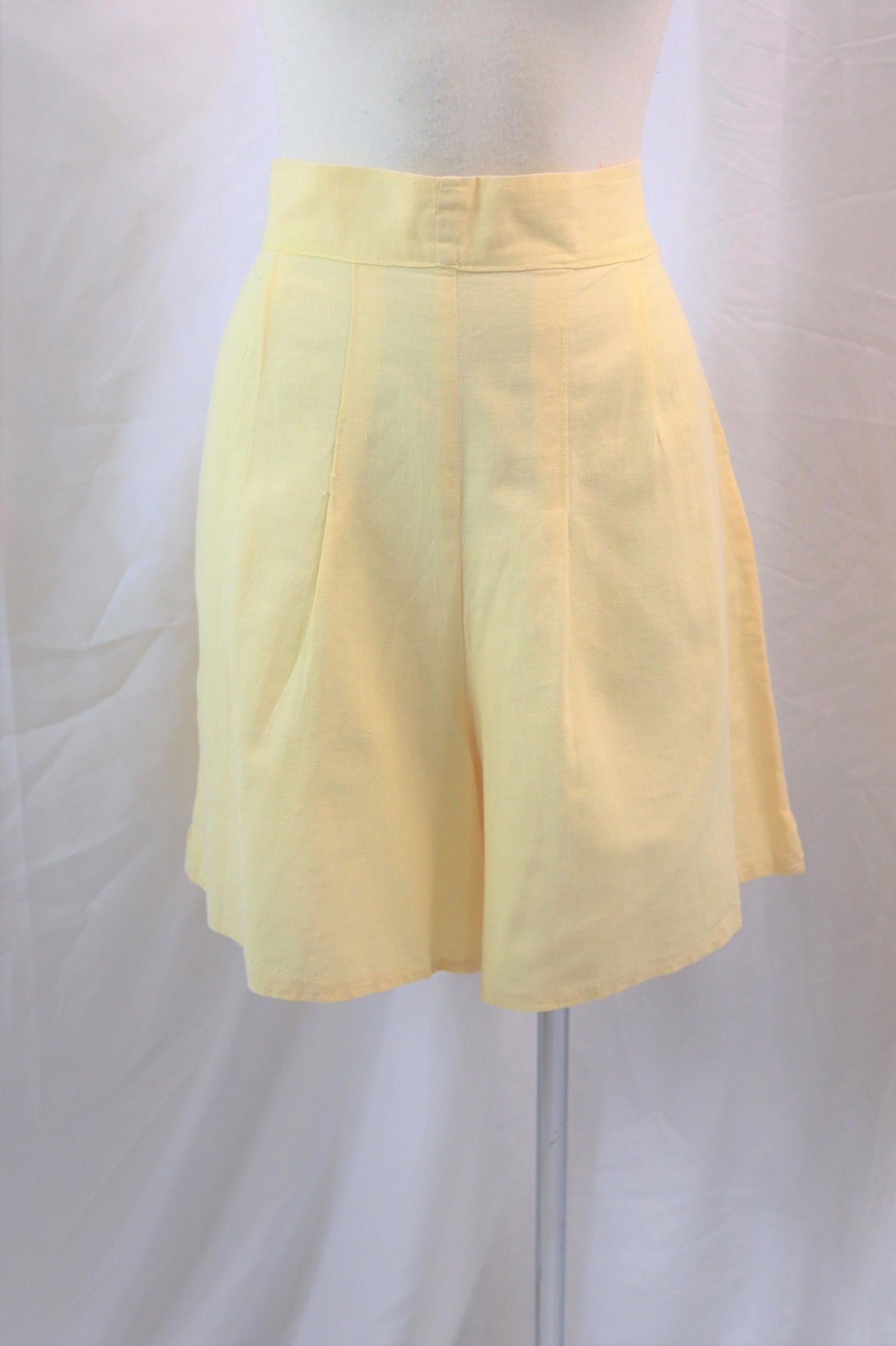 Vintage Yellow Linen High Waist Wide Leg Shorts: approx. 30 waist, has hole between legs, see photo's