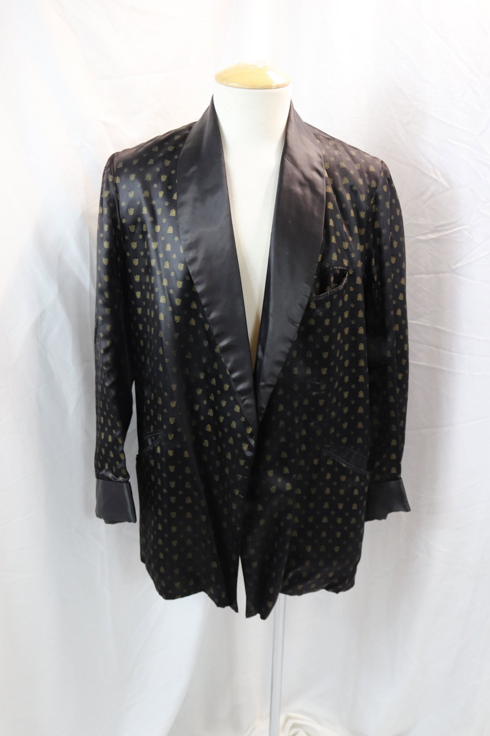 Vintage 1950's Men's Roytex Silk Smocking Jacket: approx. 42 chest and waist, hard to photograph stain on front lower collar, see photo's