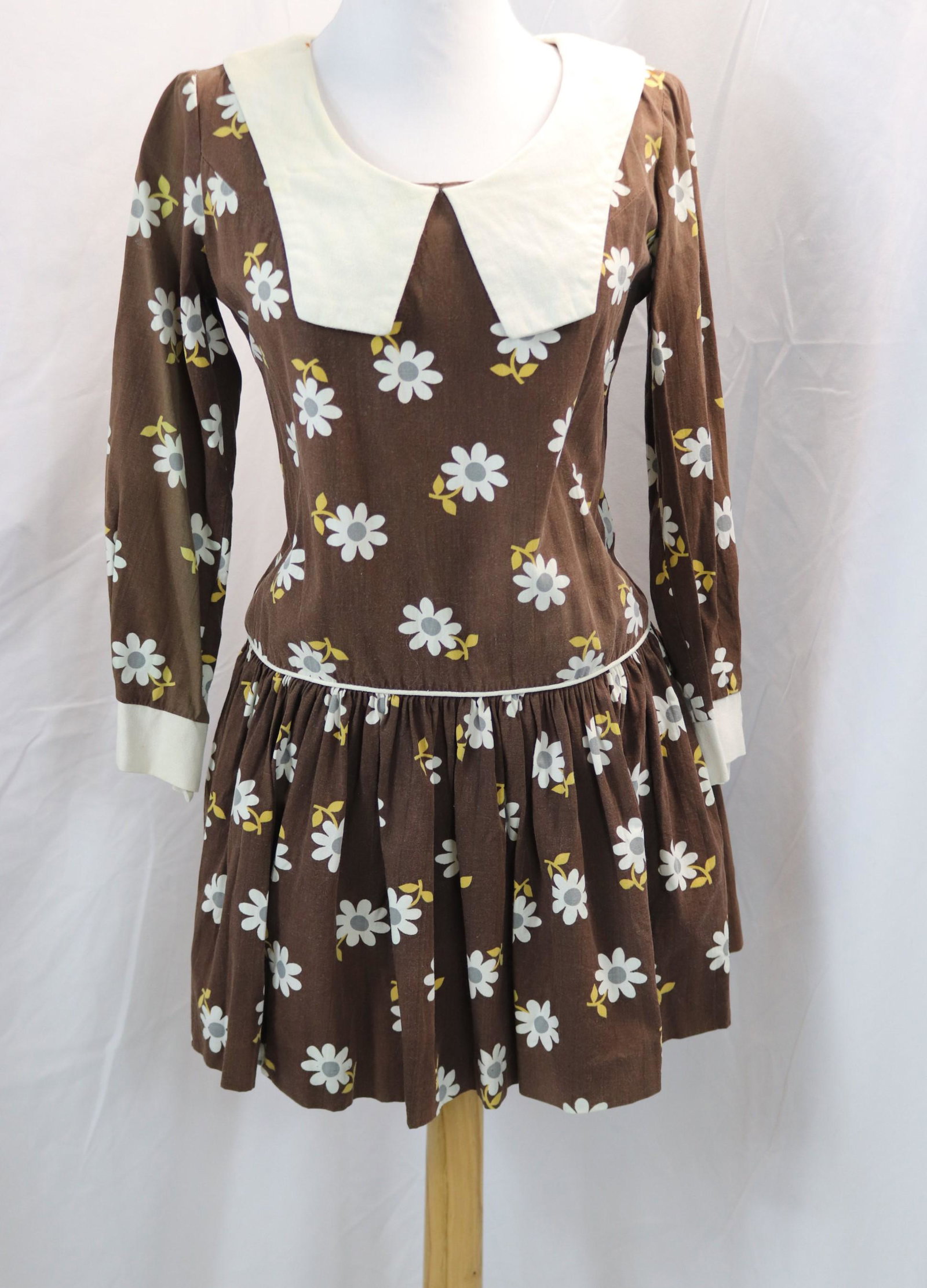 vintage 1970's schoolgirl brown daisy print dress: approx. 34 bust, 30 waist, couple of stains on collar, small hole & fading, see photos