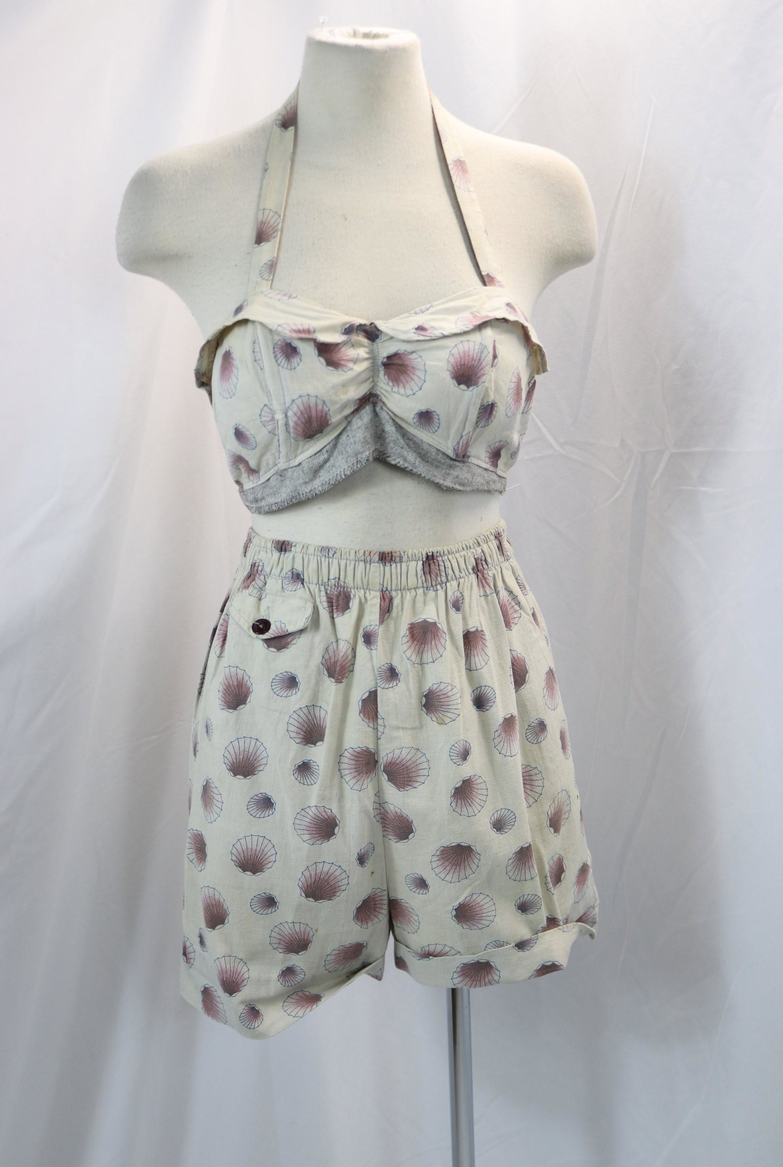 vintage 1970's cotton 2 piece short & bikini top: approx. 34 bust, 22-34 elastic waist, couple of stains & added fabric, see photos