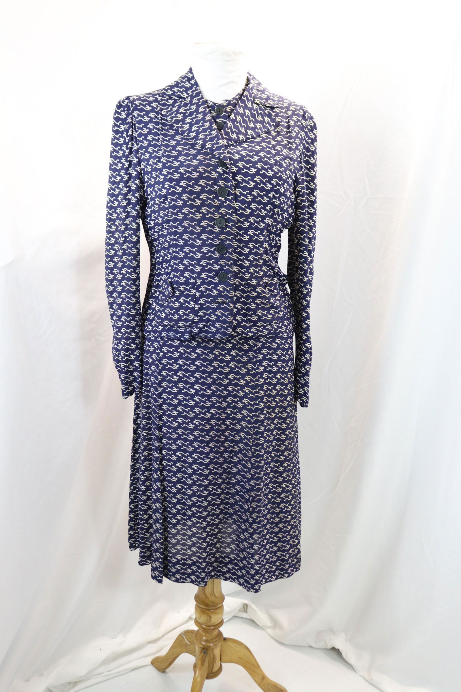 vintage 1940's Franklin Simon's navy blue rayon 2 piece set (1 of 12)