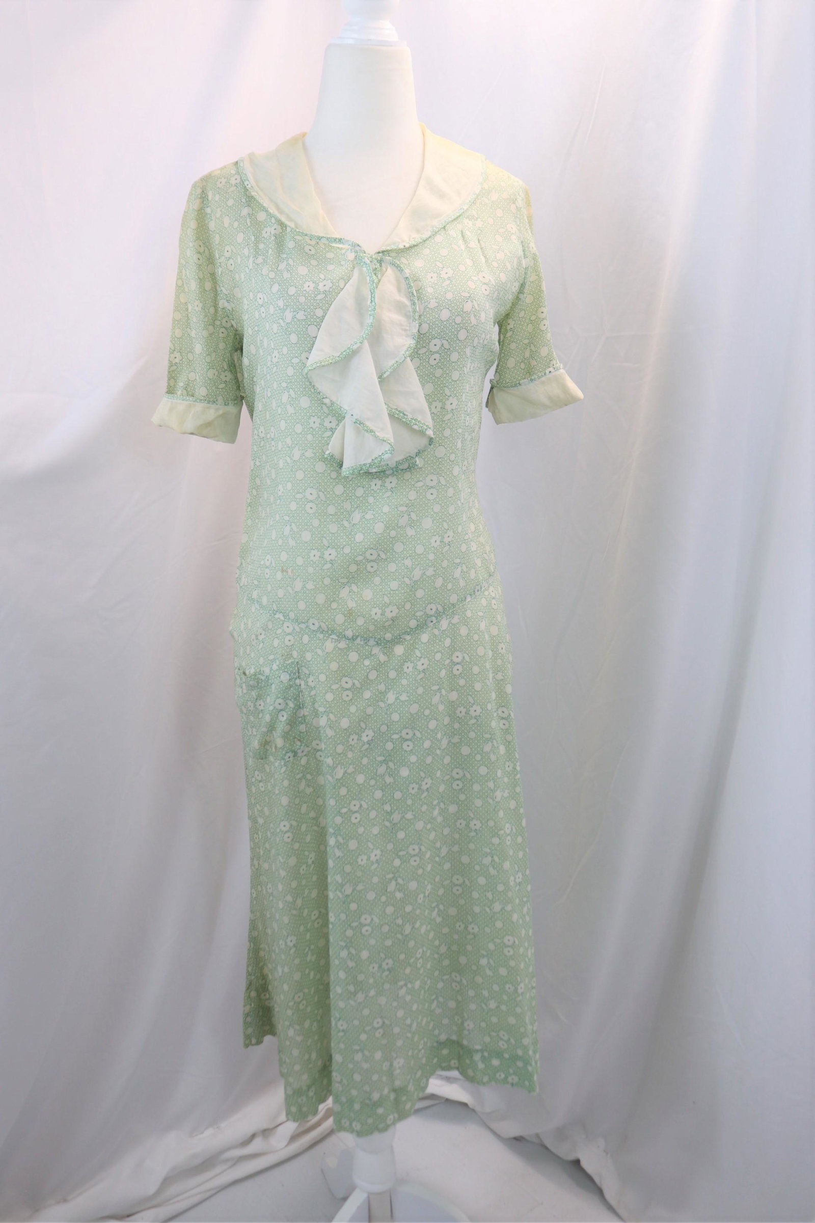 vintage 1920's green dot cotton day dress: approx. 38 bust, 38 waist, staining on shoulders, see photos