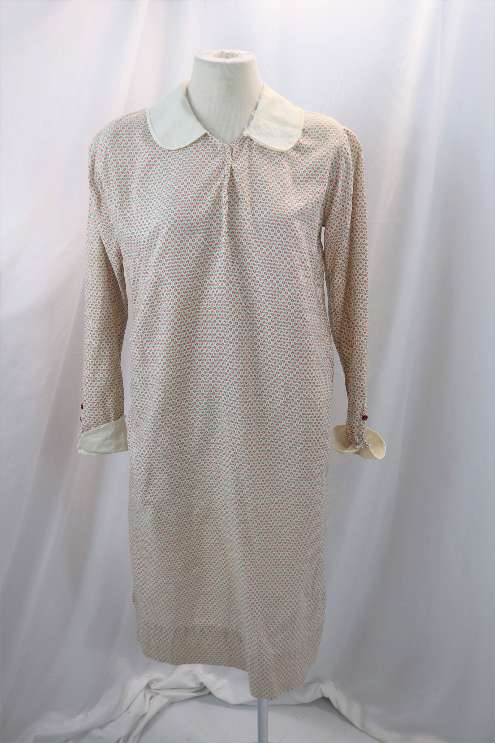 vintage 1920's cotton red & green circle house dress: approx. 40 bust, 42 waist, some wear at collar & cuffs, hem has been taken up with stain, see photos