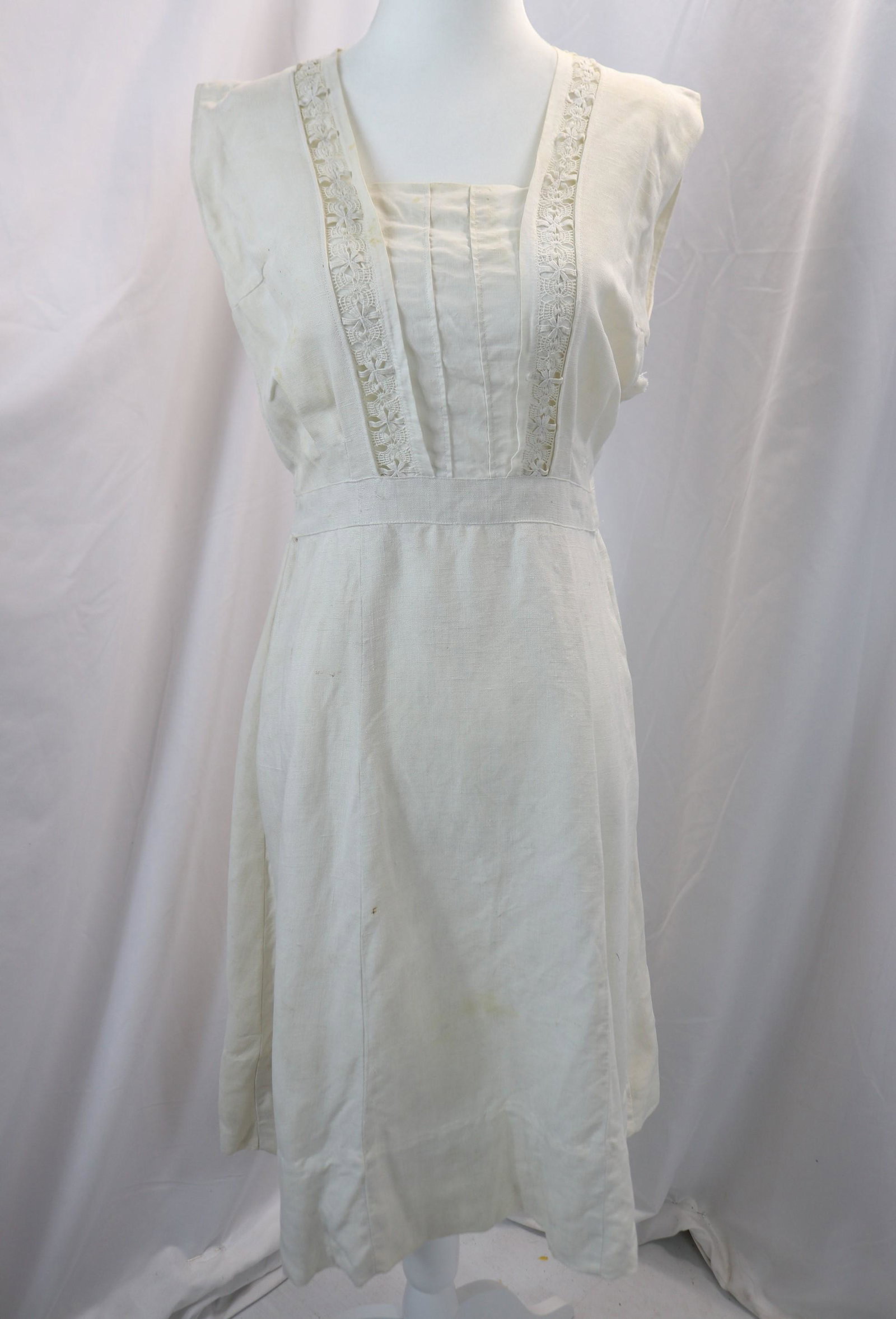 vintage 1930's white cotton & lace summer dress: approx. 32 bust, 26 waist, has some stains, fabric tear at the zipper, see photos