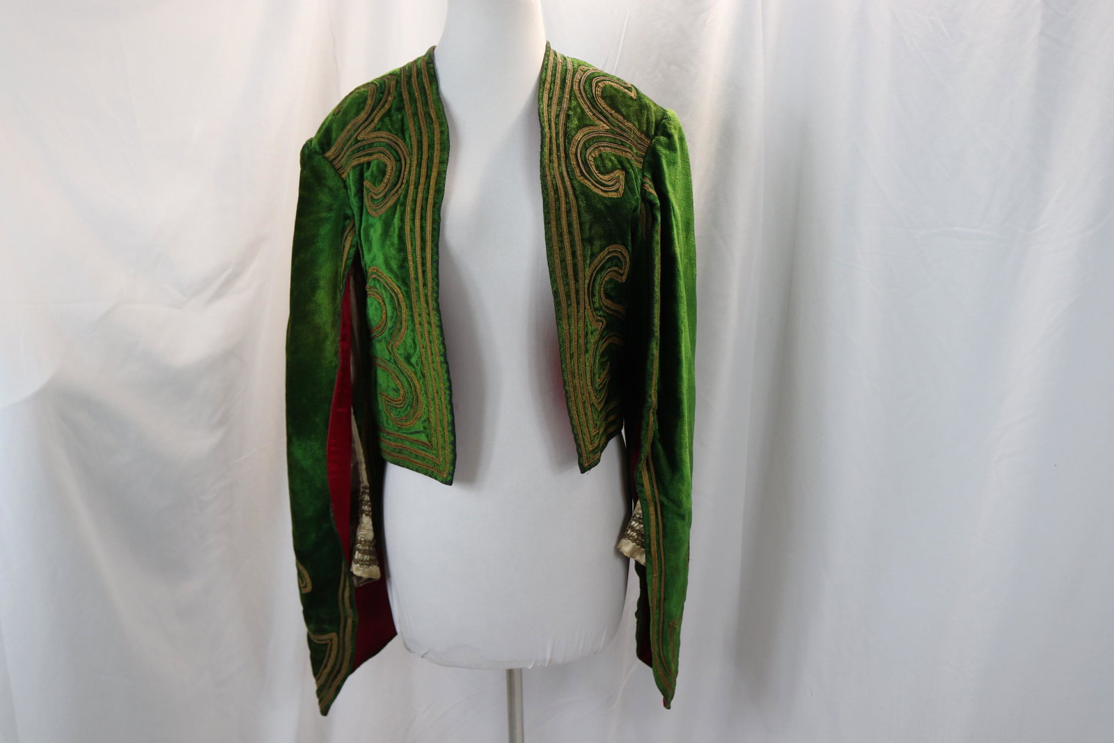 antique men's green velvet & metallic uniform jacket: approx. 38 chest, some fabric run under sleeves otherwise in good condition, see photos