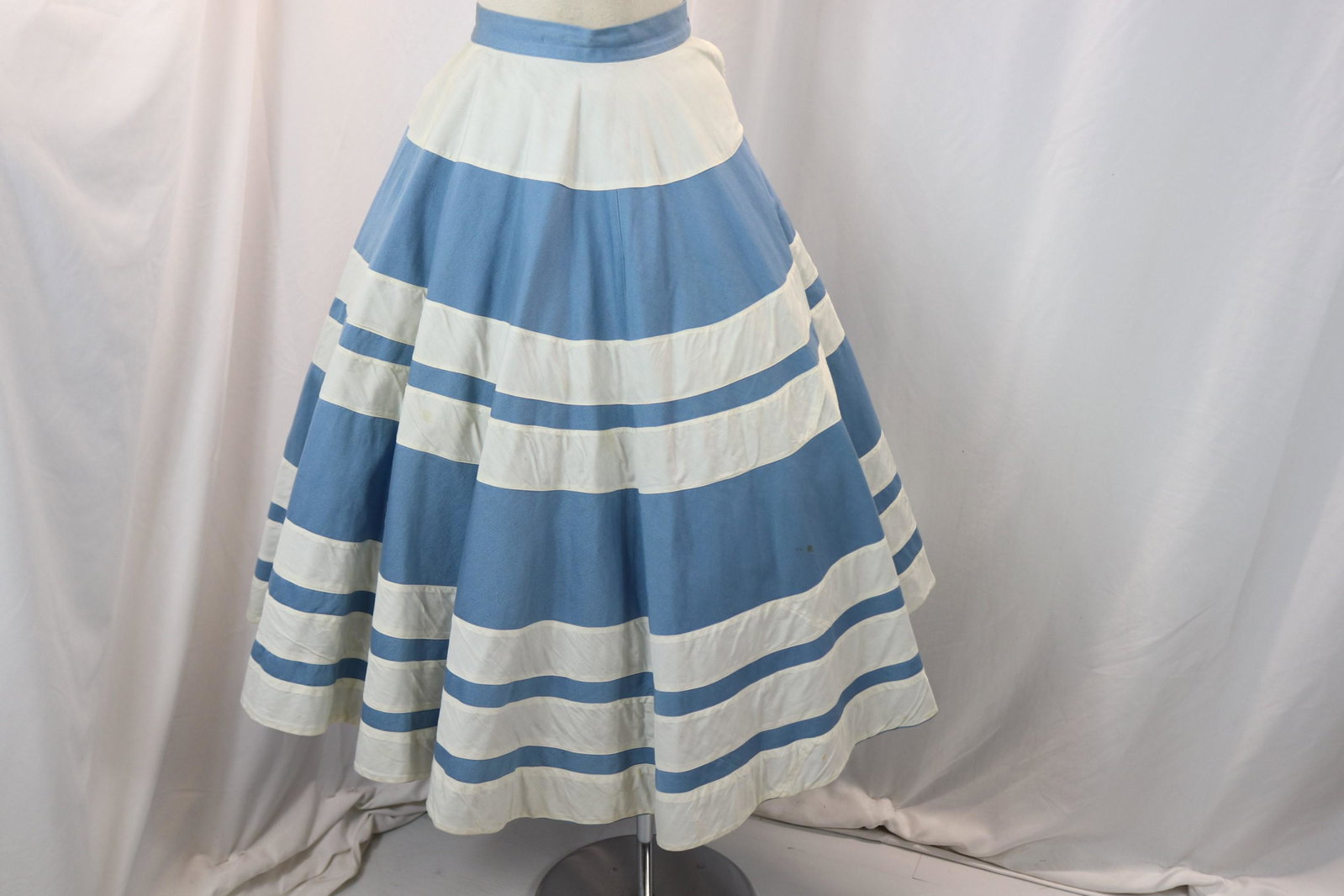 vintage 1950's blue & white cotton denim weight circle skirt: approx. 24 waist, missing zipper, has some stains, see photos