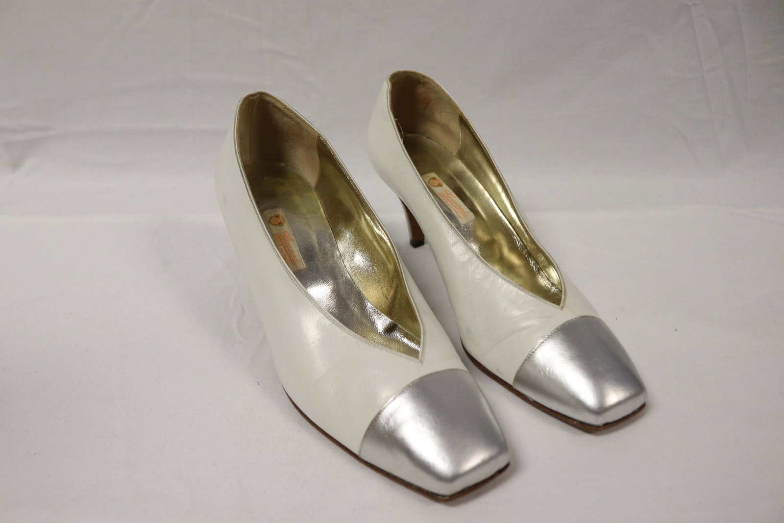 Vintage Gucci Silver & White Heels: size 37 B, good condition slightly worn, see photo's