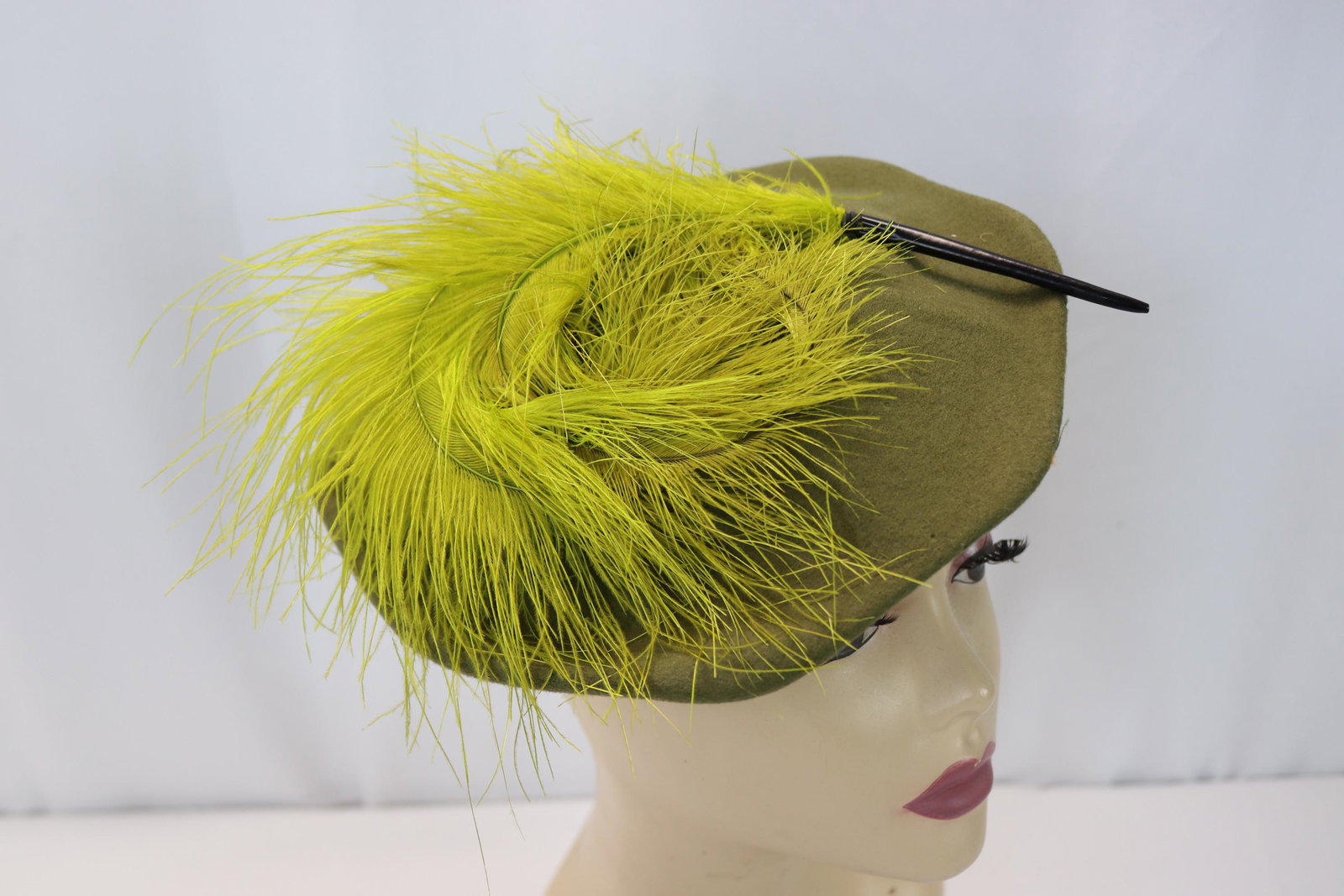 Vintage 1940's Green Felt Hat with Feather (1 of 9)