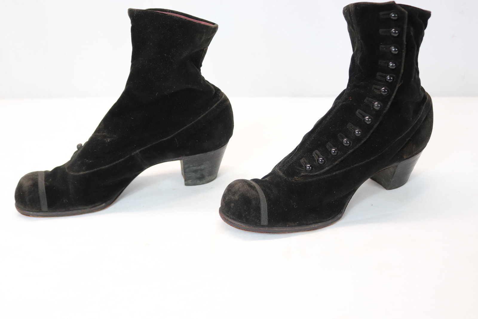 Antique 1880's Black Velvet Button Up Boots, size 4: good condition, see photo's