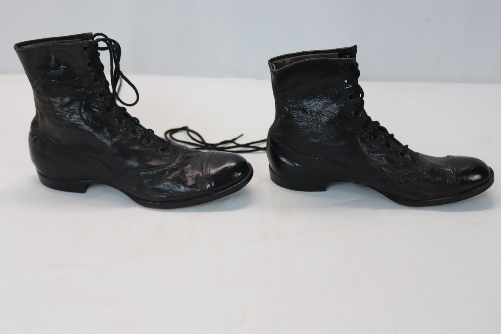 Victorian Teen's size 2 Black Leather Lace Up Boots: one tongue is off but there, see photo's