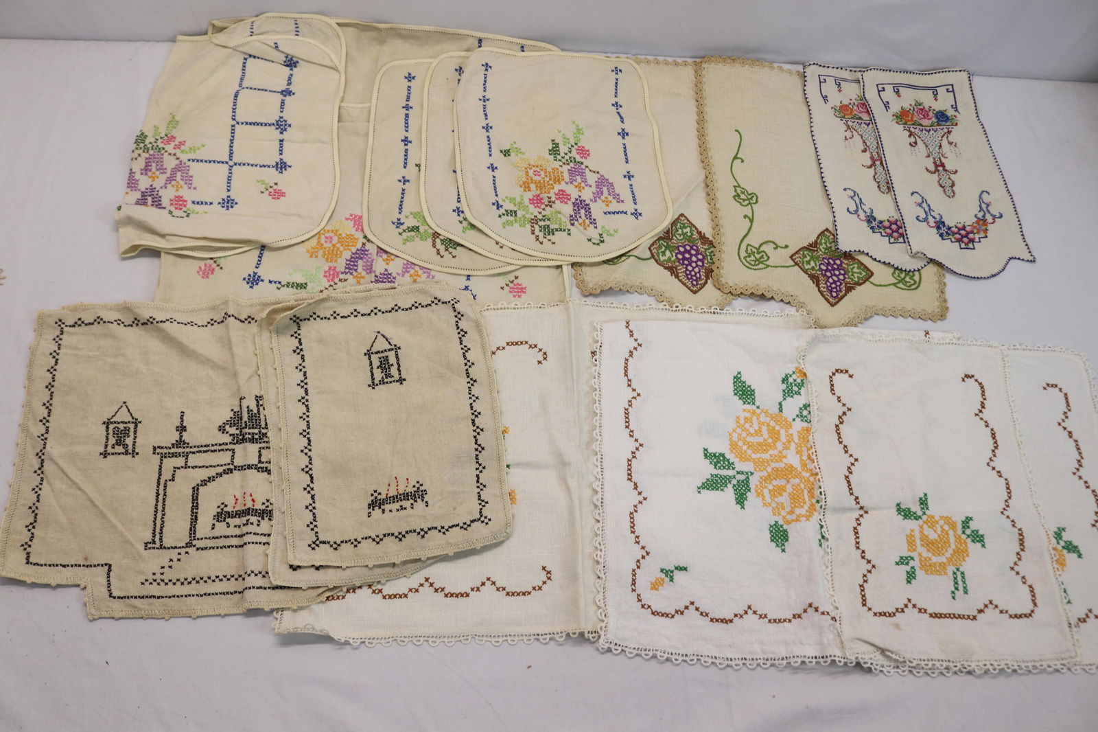 Lot of 17 Vintage Embroidered Linen Antimacassar's & Runner: some sets, see photo's