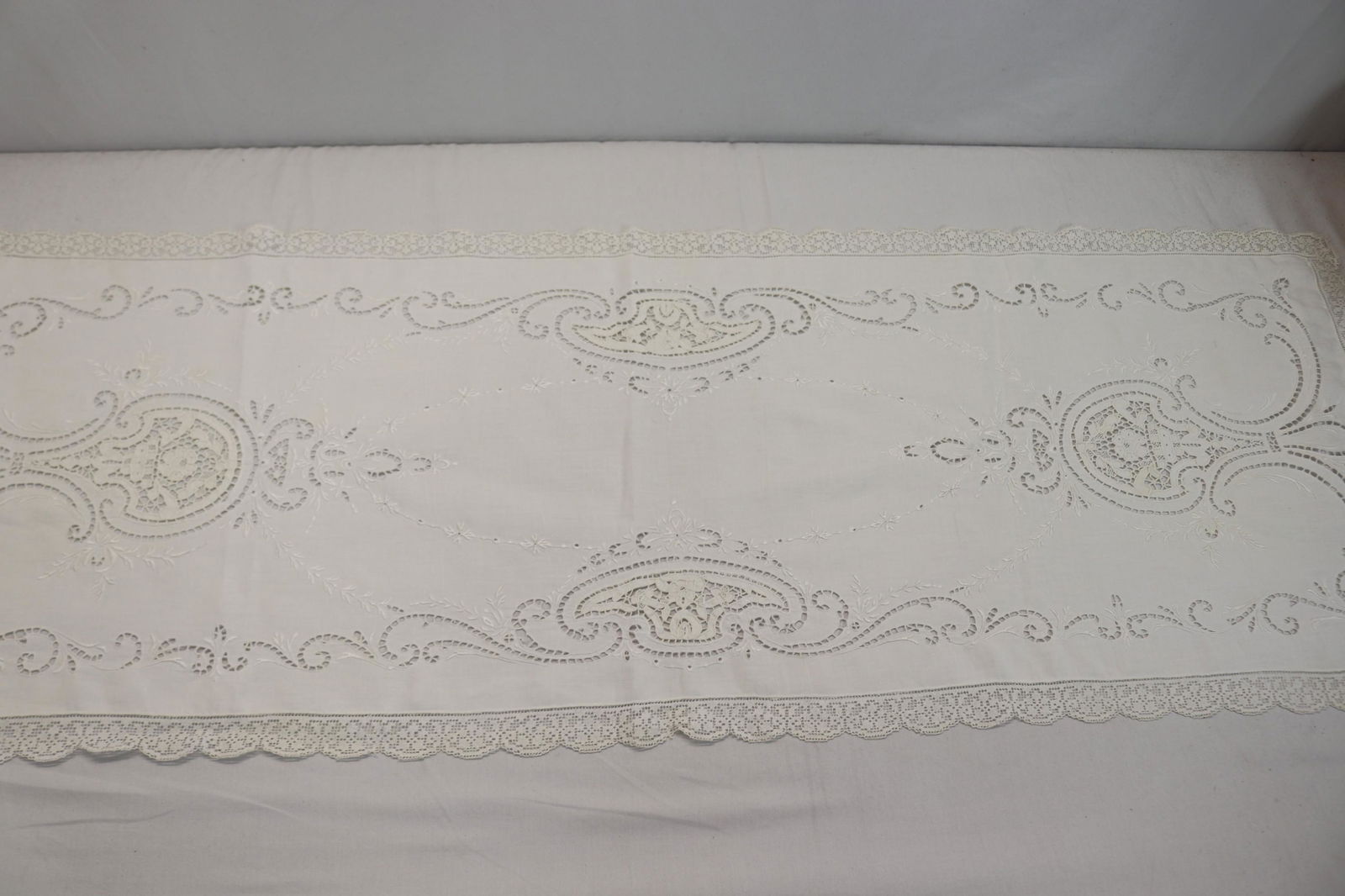 Vintage Mixed Lace Table Runner (1 of 7)