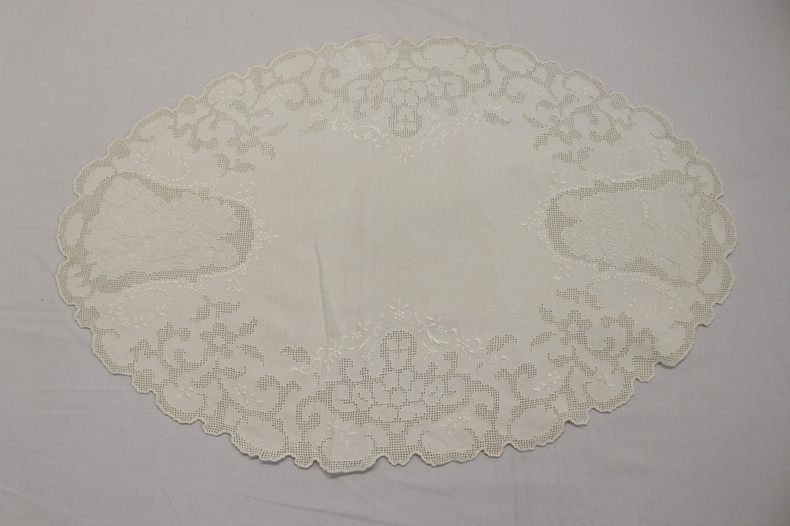 Vintage Appenzell Lace Oval Doily with Man & Woman: approx. 15 x 22, see photo's