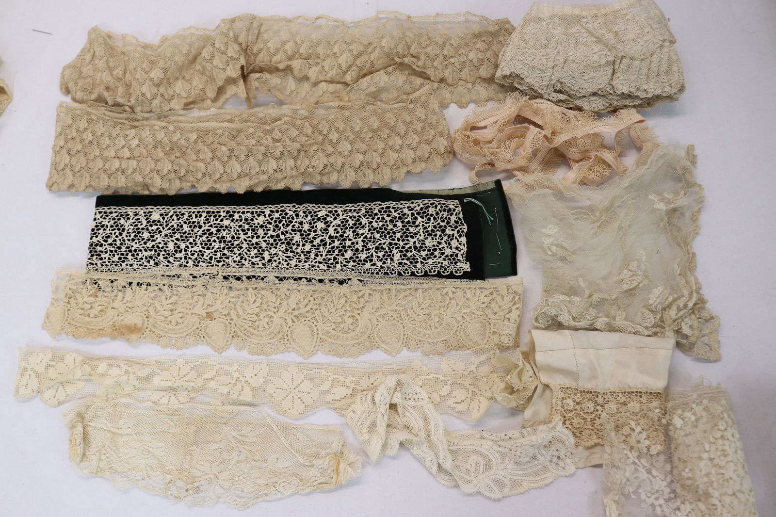 Nice Lot of Antique Mixed Lace, Some Yardage (1 of 9)