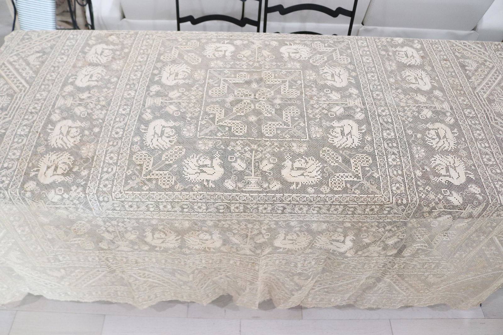 Vintage Italy Buratto Lace Tablecloth with Turkey's: approx. 76 x 82, some dark spots and some slight damage, see photo's