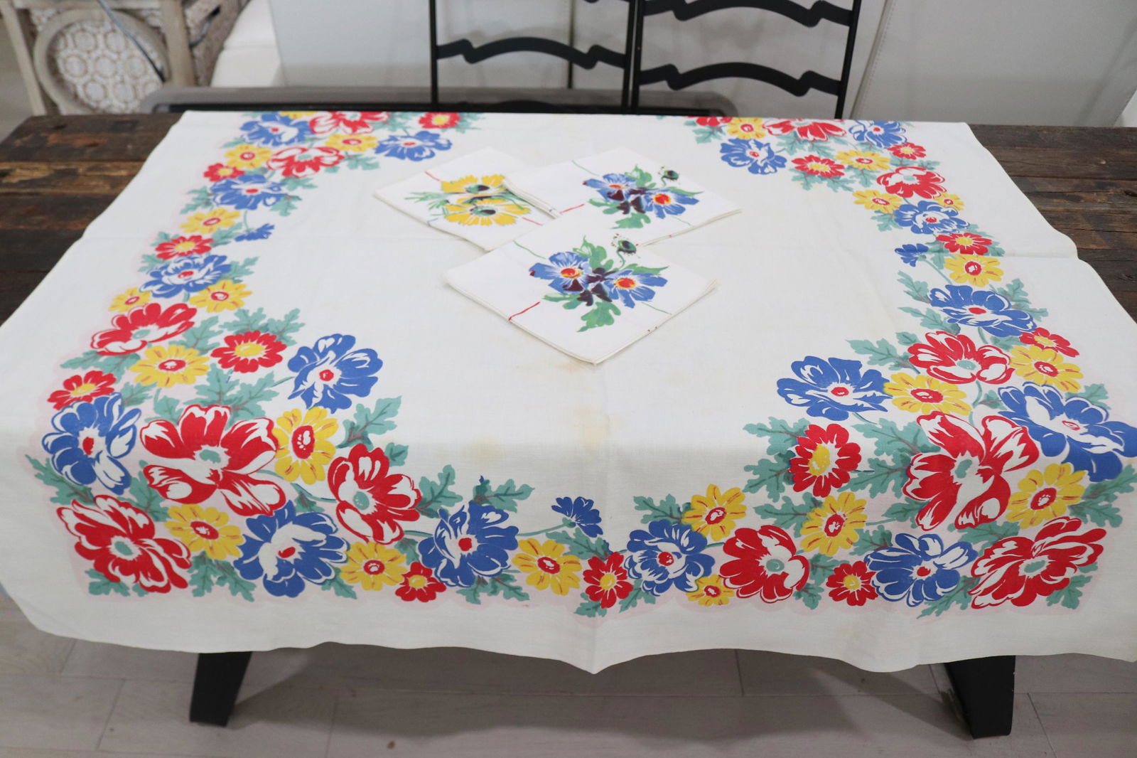 Vintage 1950's Floral Printed Cotton Kitchen Tablecloth with 3 Napkins (1 of 15)