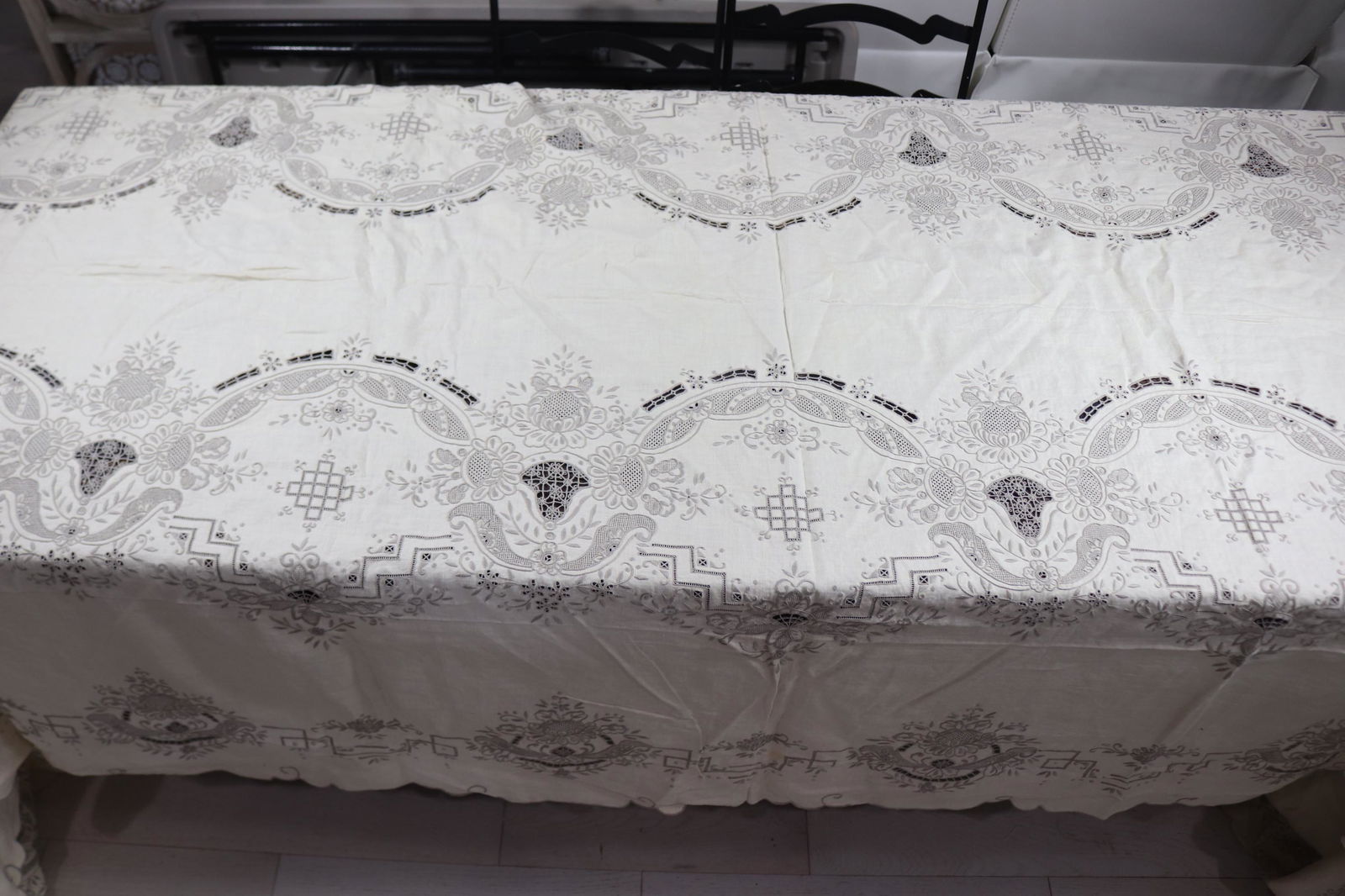 Extra Long Vintage Embroidered Tablecloth & 12 Matching Napkins (1 of 9)