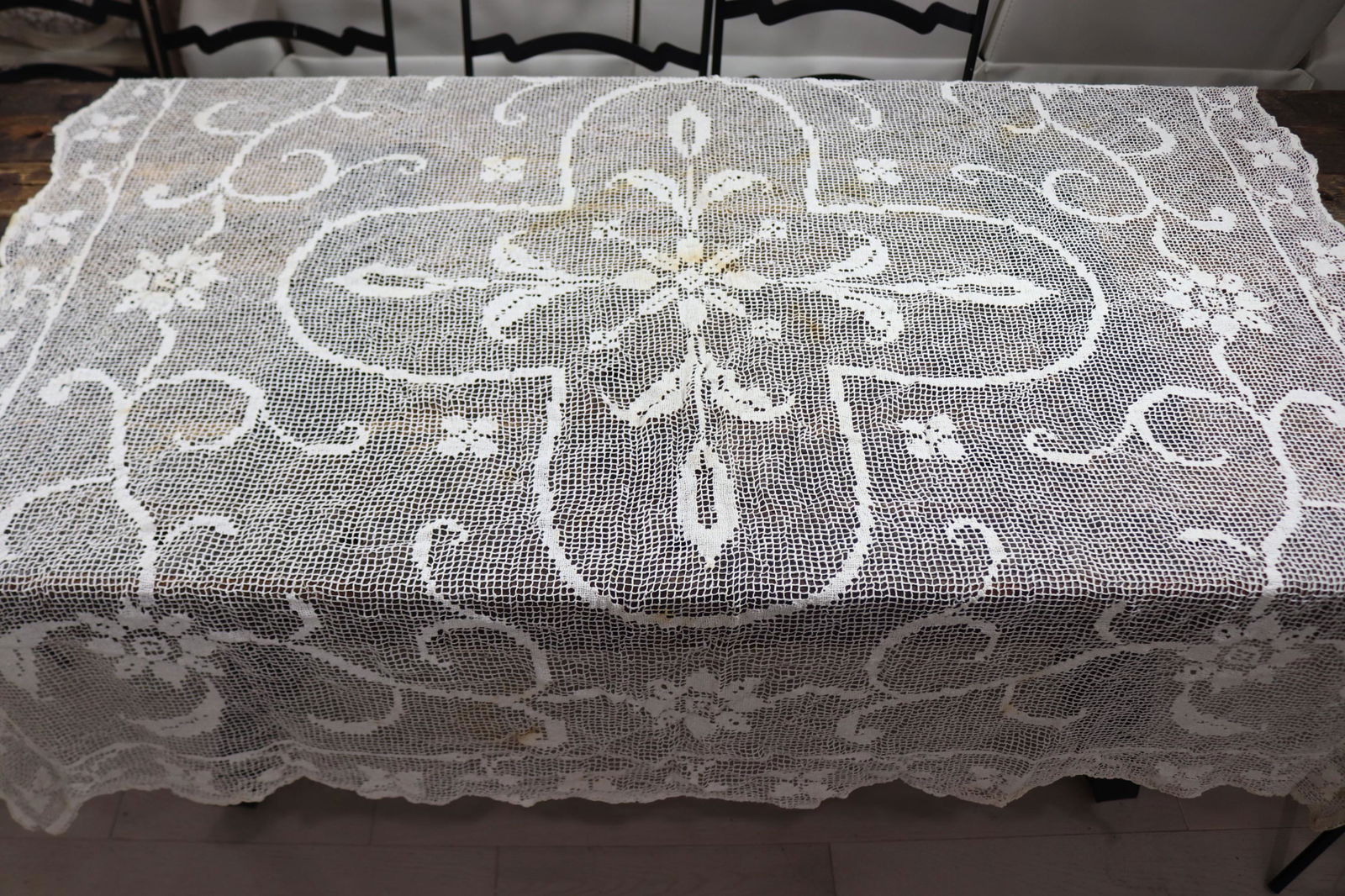 Vintage Bobbin Lace Tablecloth: approx. 60 x 62, needs cleaning, see photo's