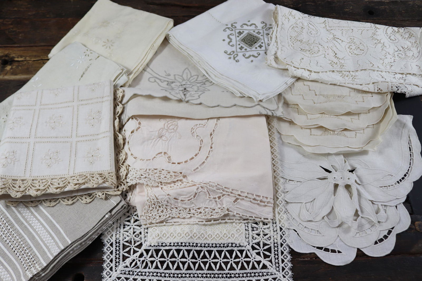 Lot of Vintage Runners, Tablecloths, and Doilies: see photo's