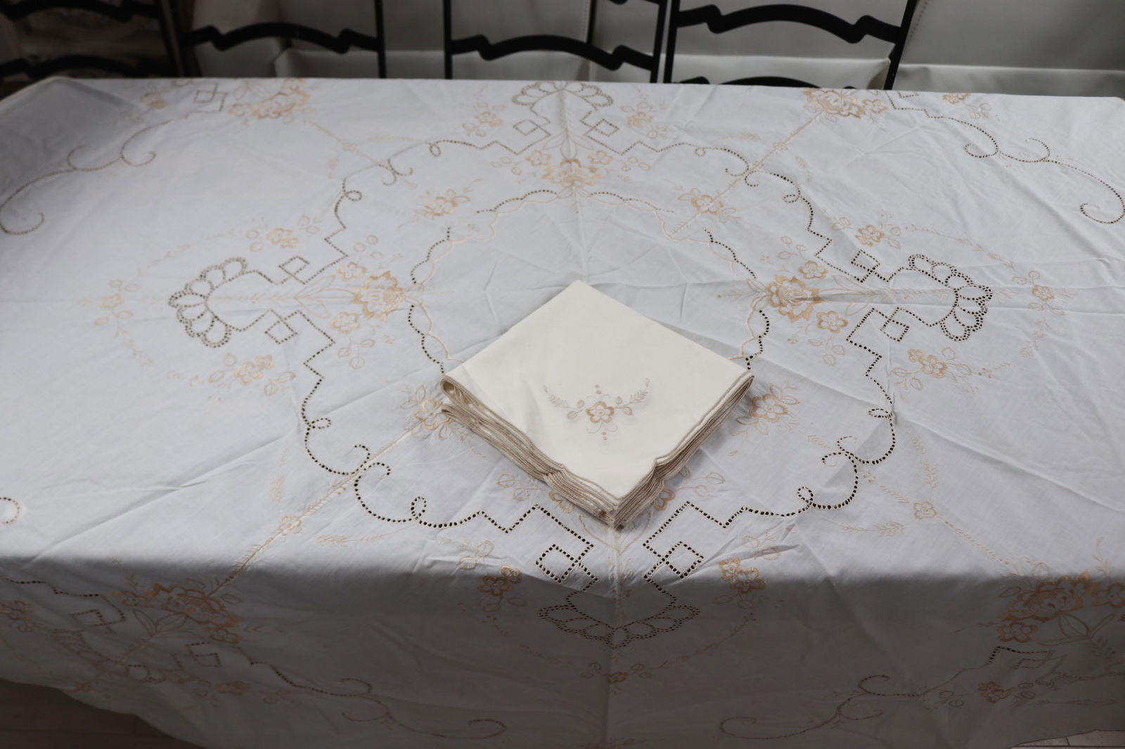 Vintage Round Table Cloth with Old Store Stock set of 8 Napkins (1 of 6)