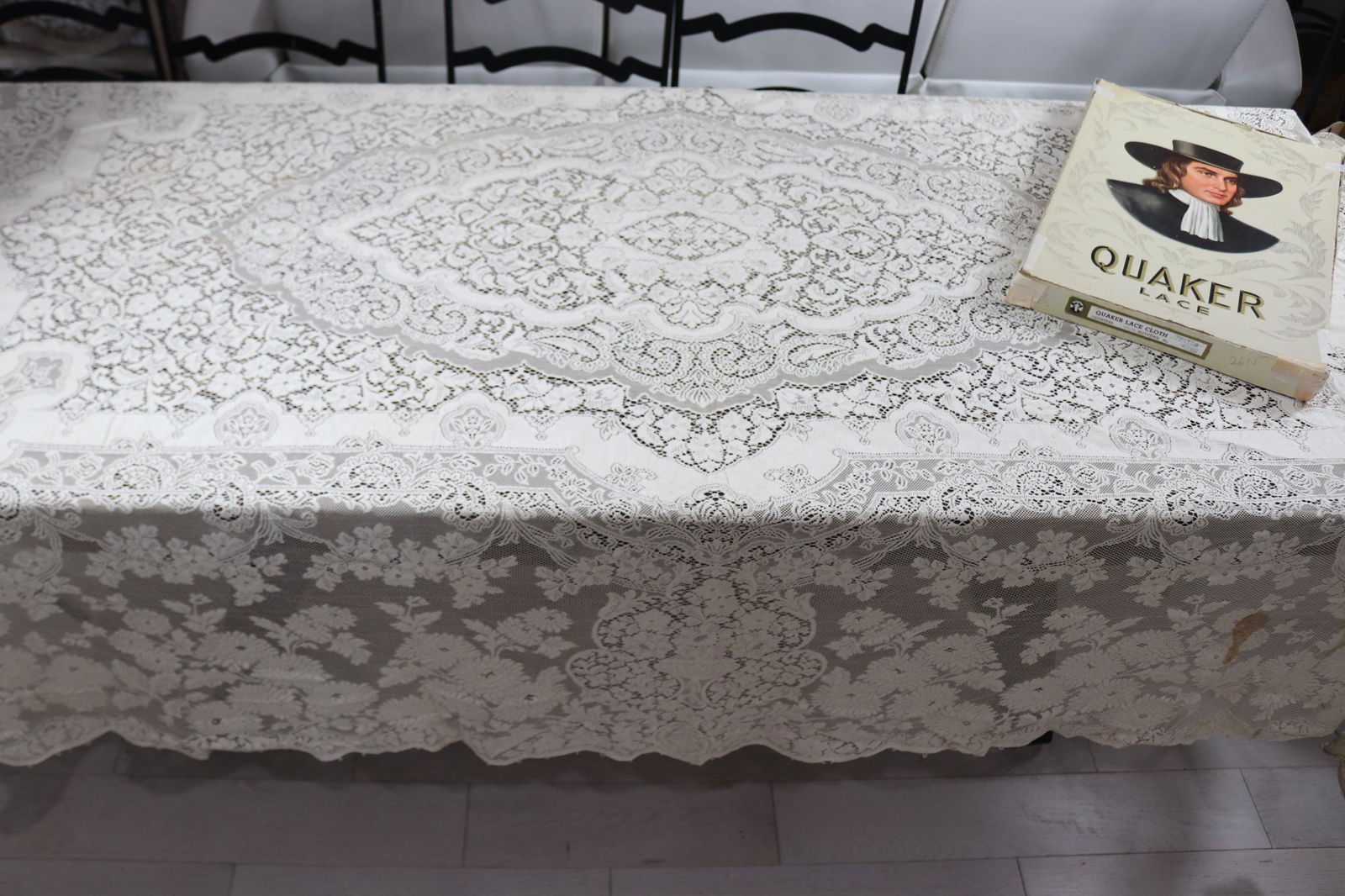 Vintage Quacker Lace Tablecloth with Original Box: approx. 70 x 100, some stains, see photo's