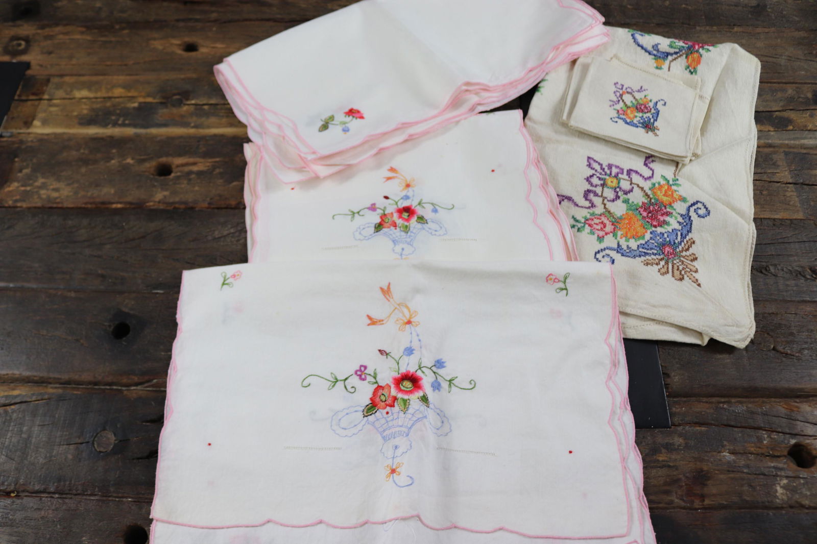 Lot of Vintage Placemats, Tea Cloth & Napkins: some old store stock, see photo's