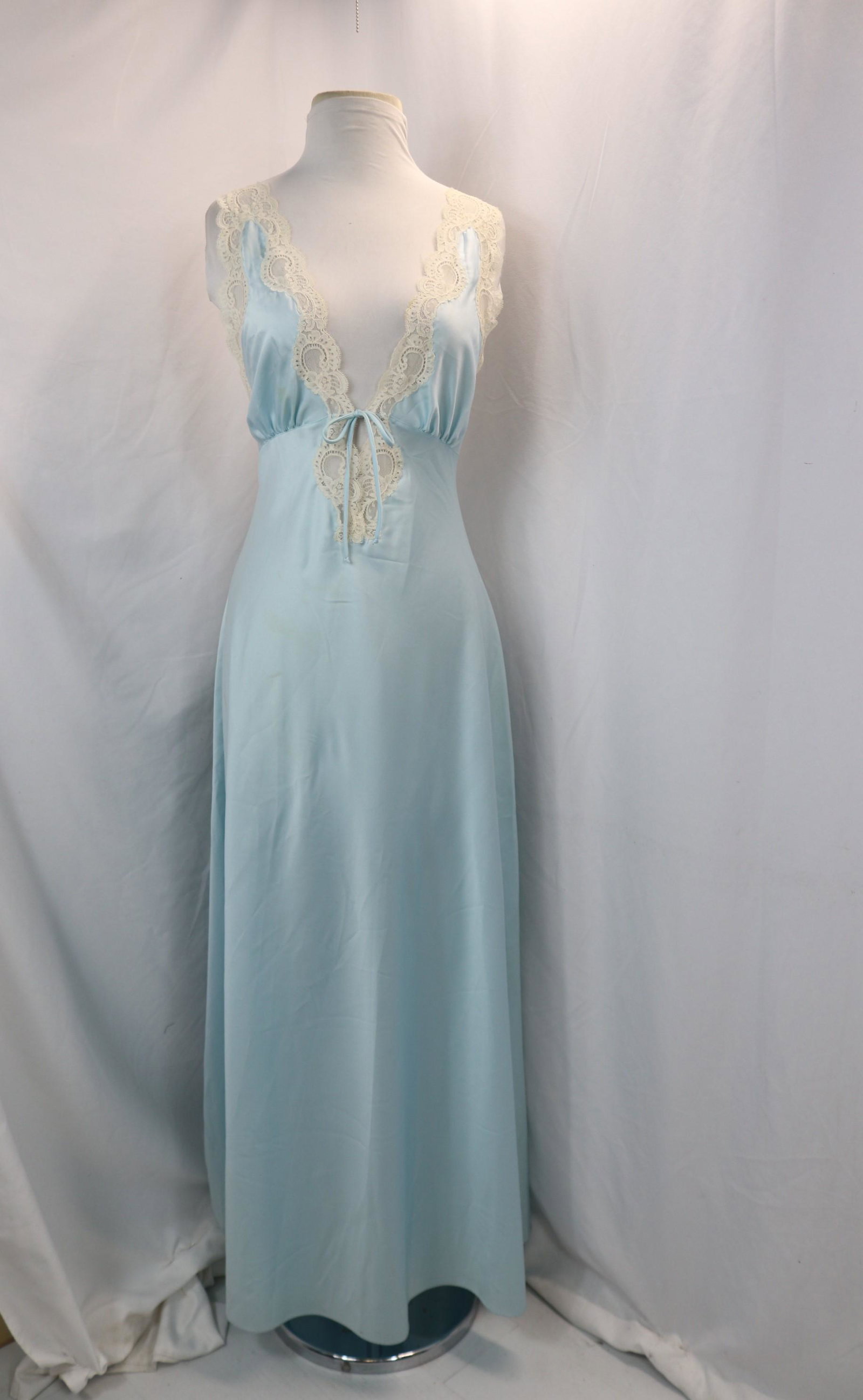 Vintage 1980's Christian Dior Blue Poly & Lace Negligee: approx. 36 bust, 34 waist, good condition, see photo's