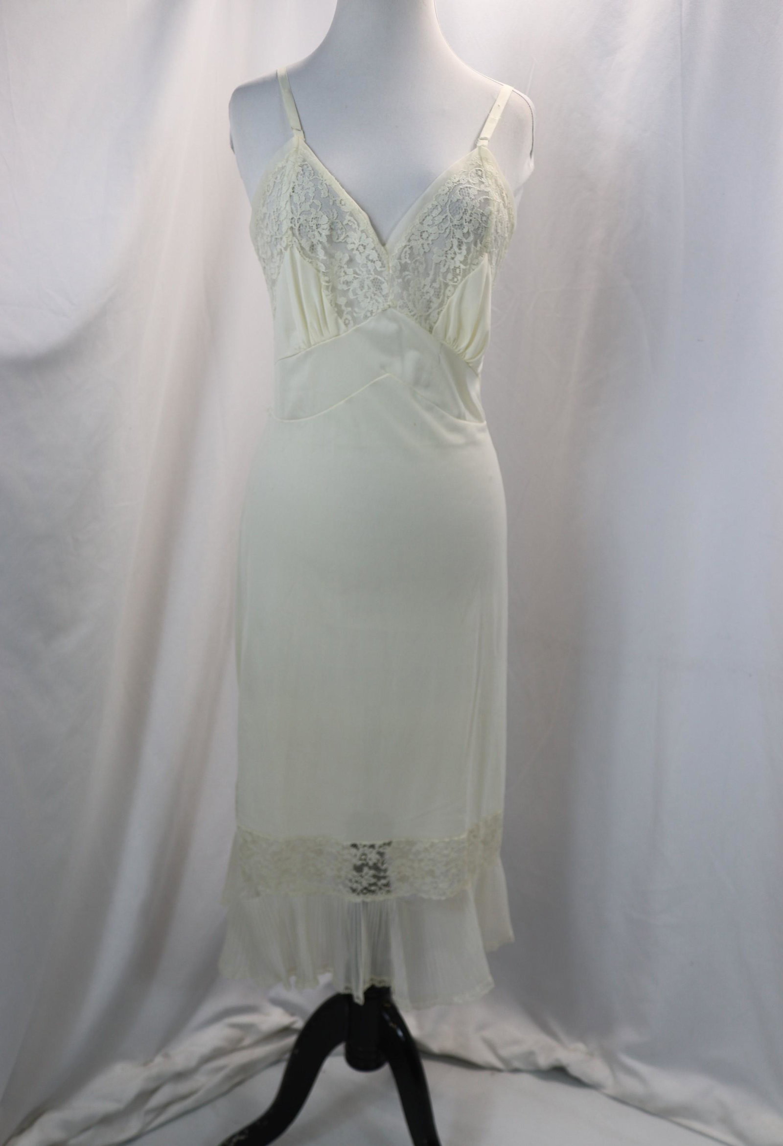 Vintage Aristocra Nylon I Lace Tea Length Slip: approx. 36 bust, 30 waist, needs seam repairs, see photo's
