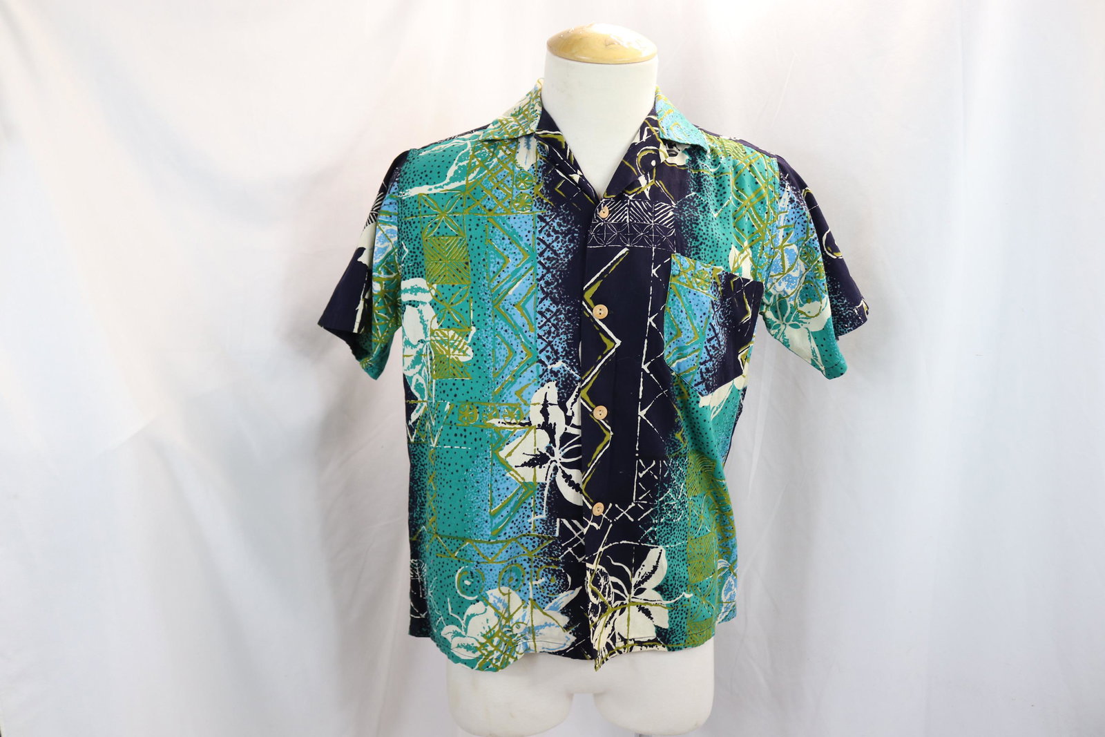 Vintage 1950's Surf'N Sand Hawaiian Men's Cotton Shirt with Coconut Buttons: approx. 44 chest, good condition, see photo's