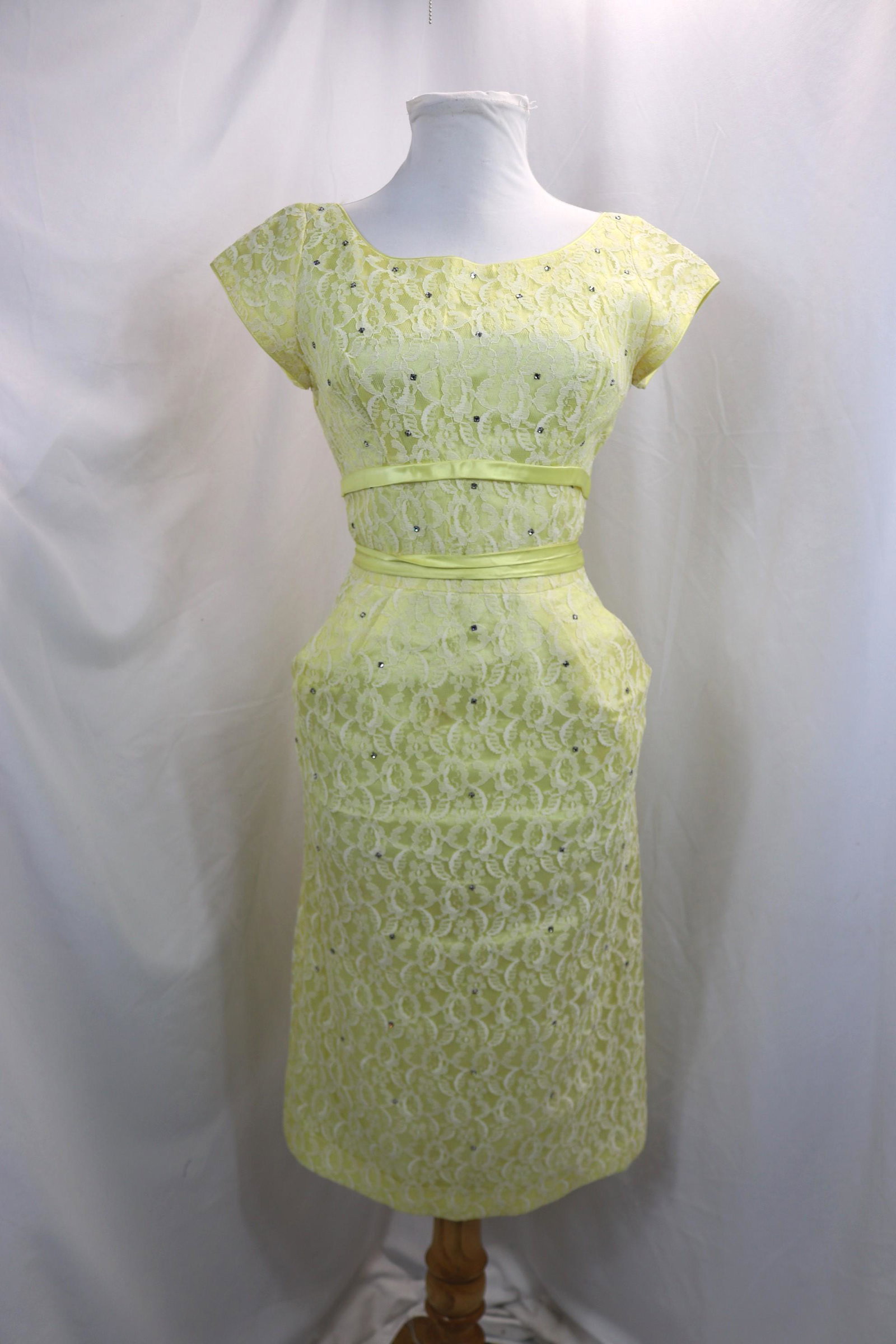 Vintage 1960's Yellor & White Lace Wiggle Cocktail Dress with Rhinestones and Front Pockets: approx. 34 bust, 25 waist, 36 hips, good condition, see photo's
