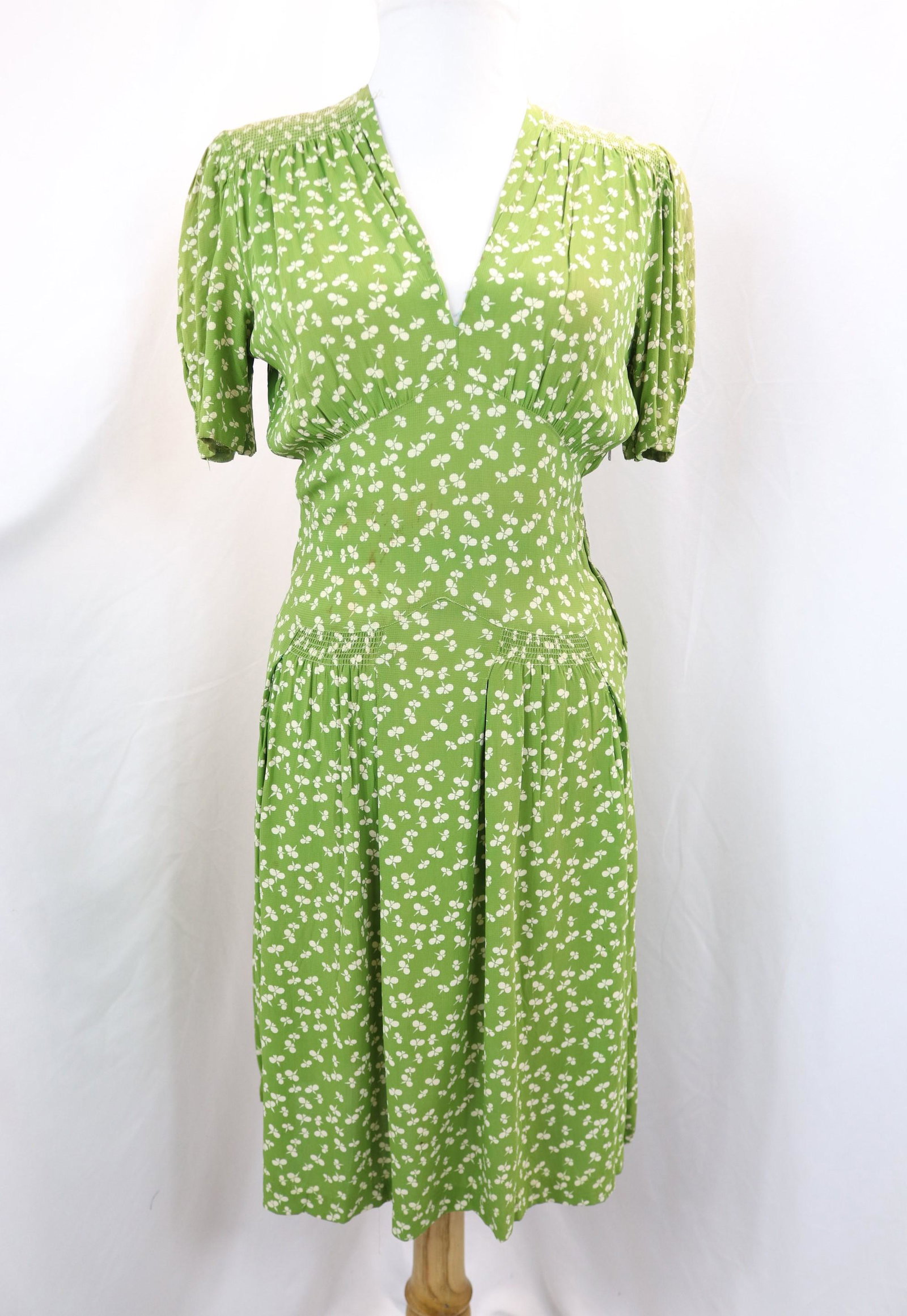 Vintage 1940's Green & White Classic Dress: approx. 32 bust, 26 waist, see photo's for fade, stains and damage