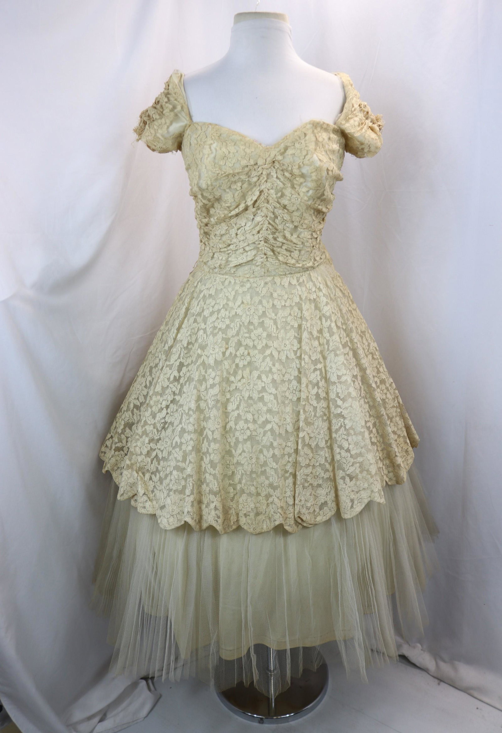 Vintage 1950's Lace & Tulle Sweet Heart Bodice Party Dress: approx. 38 bust, 30 waist, needs cleaning, has damage, see photo's