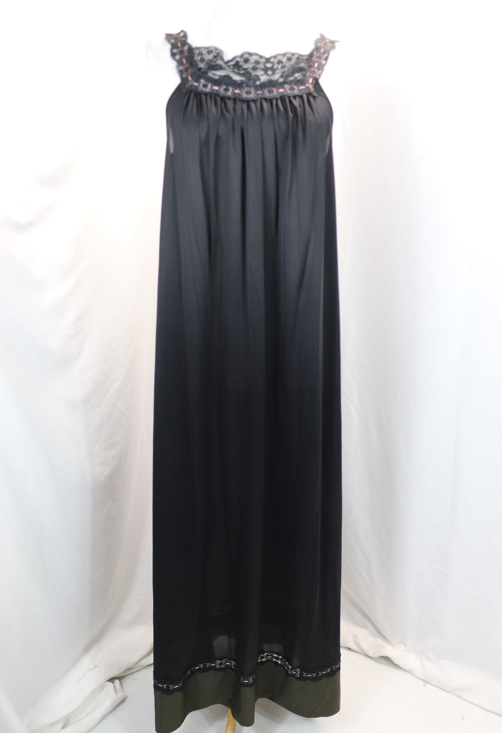 Vintage 1950's Black Nylon & Lace Negligee: approx. 37 bust, 50 waist, good condition, see photo's